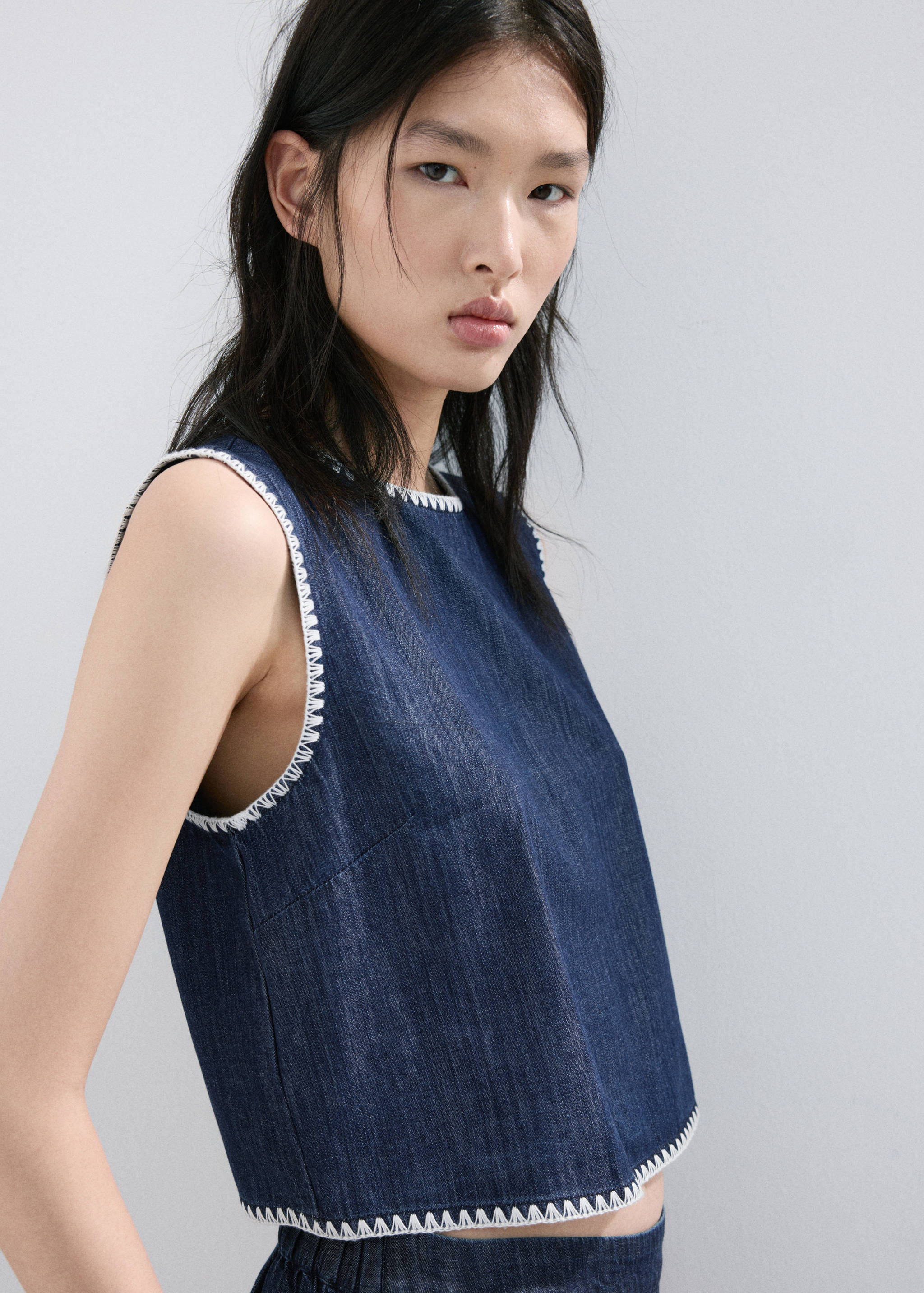 Top en denim avec passepoils contrastés - Plan moyen