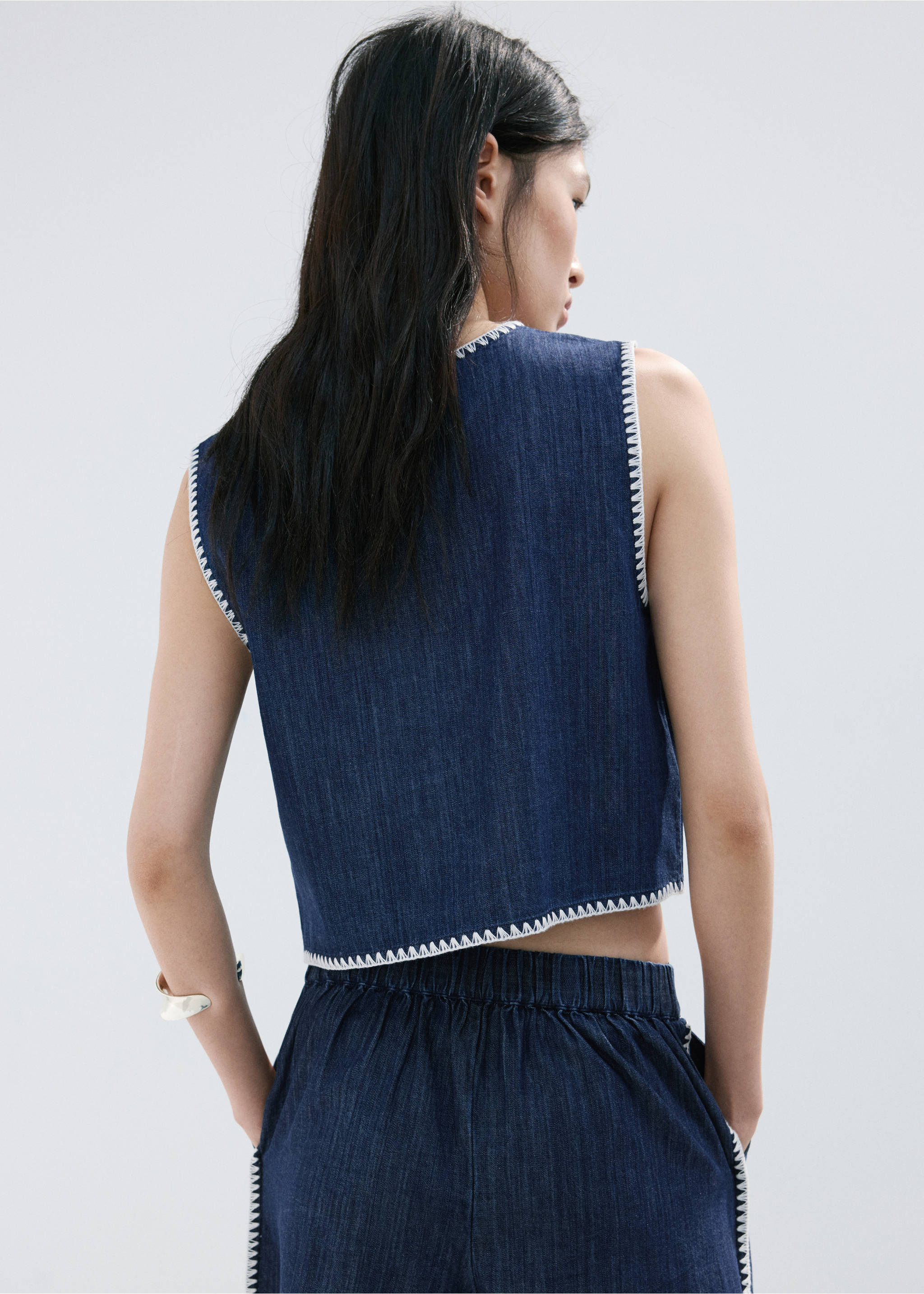 Top en denim avec passepoils contrastés - Verso de l’article, Bleu. Ref: 27039064-00.