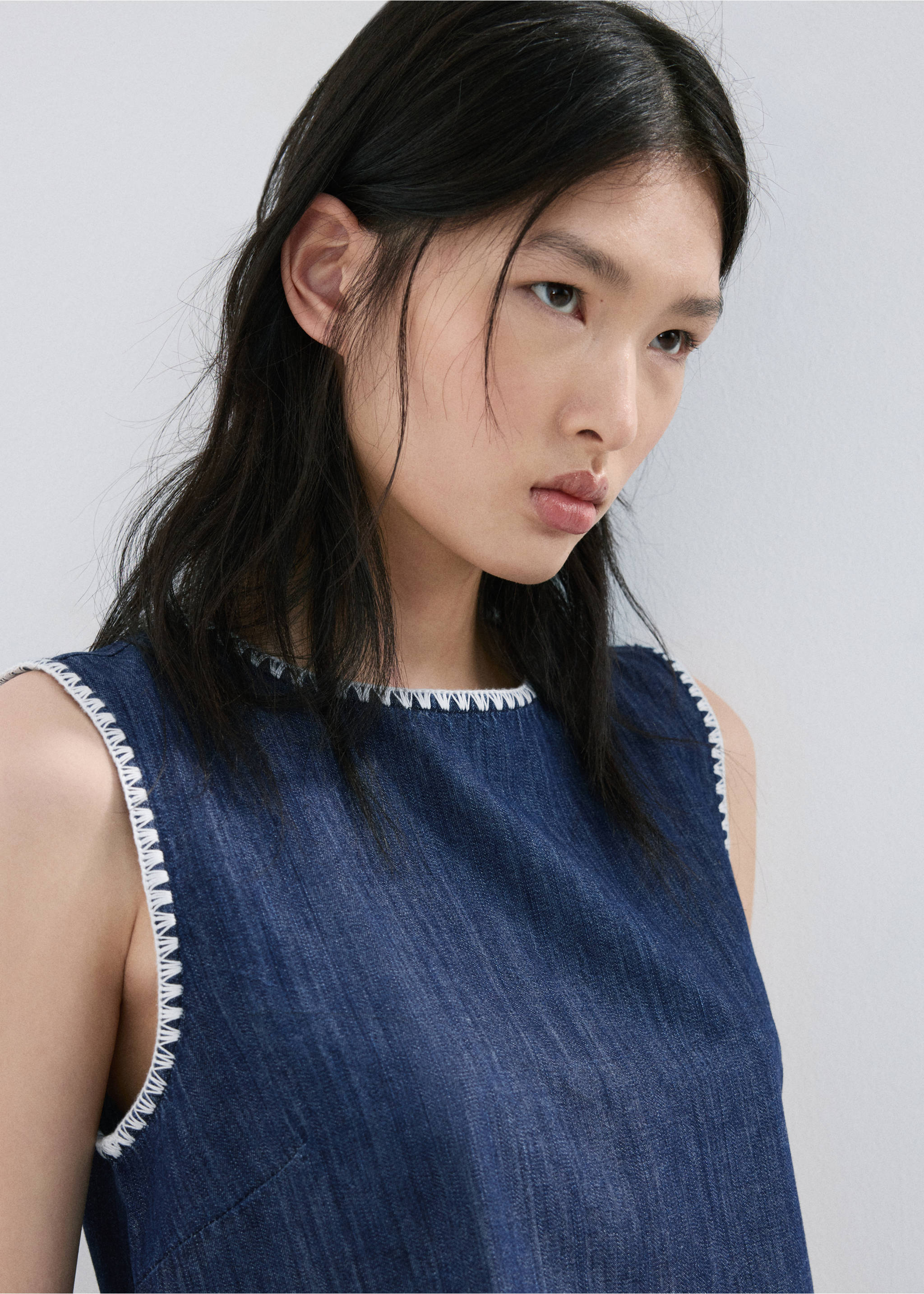 Top en denim avec passepoils contrastés - Détail de l'article 1, Bleu. Ref: 27039064-00.