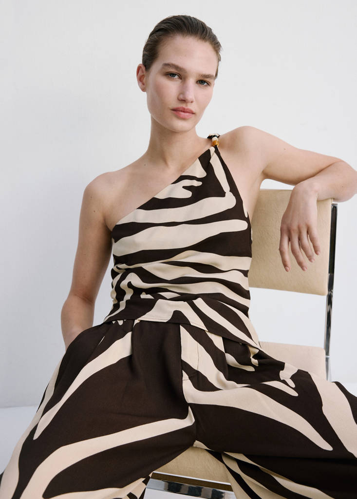 Asymmetric printed top