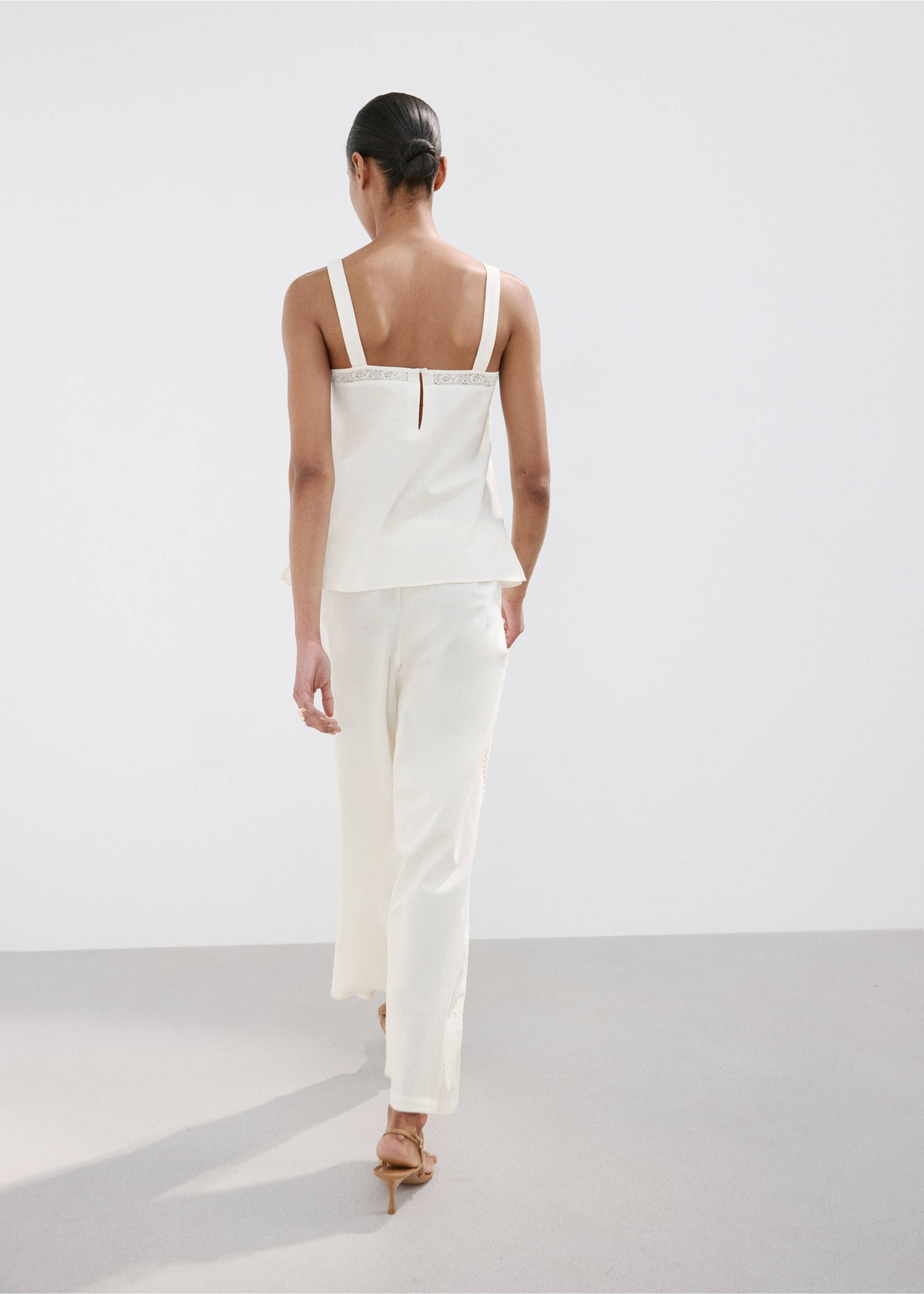 Top brodé ajouré - Verso de l’article, Blanc cassé. Ref: 27039073-00.