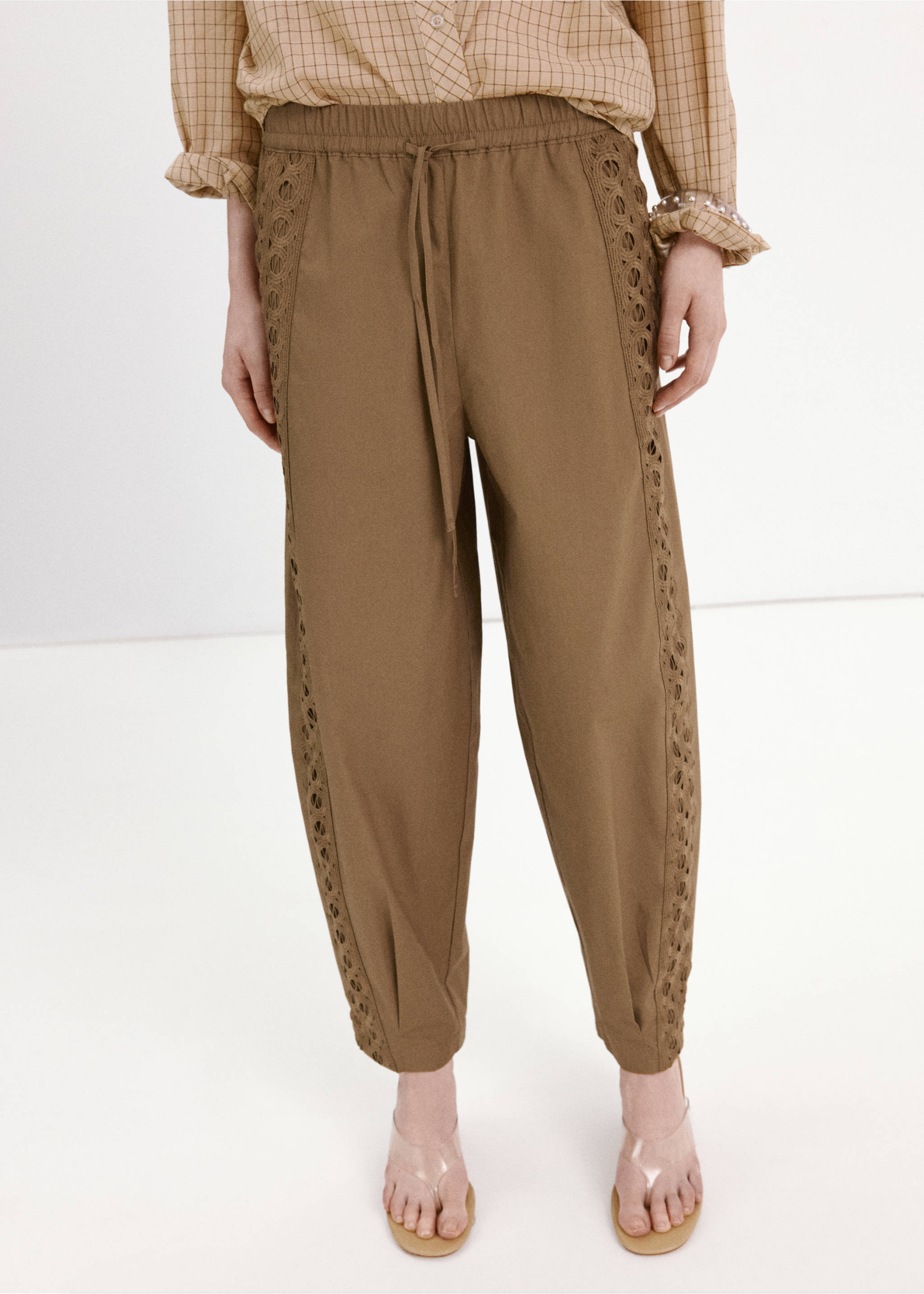 100% cotton trousers with embroidered stripe - Medium plane, Khaki. Ref: 27039078-00.
