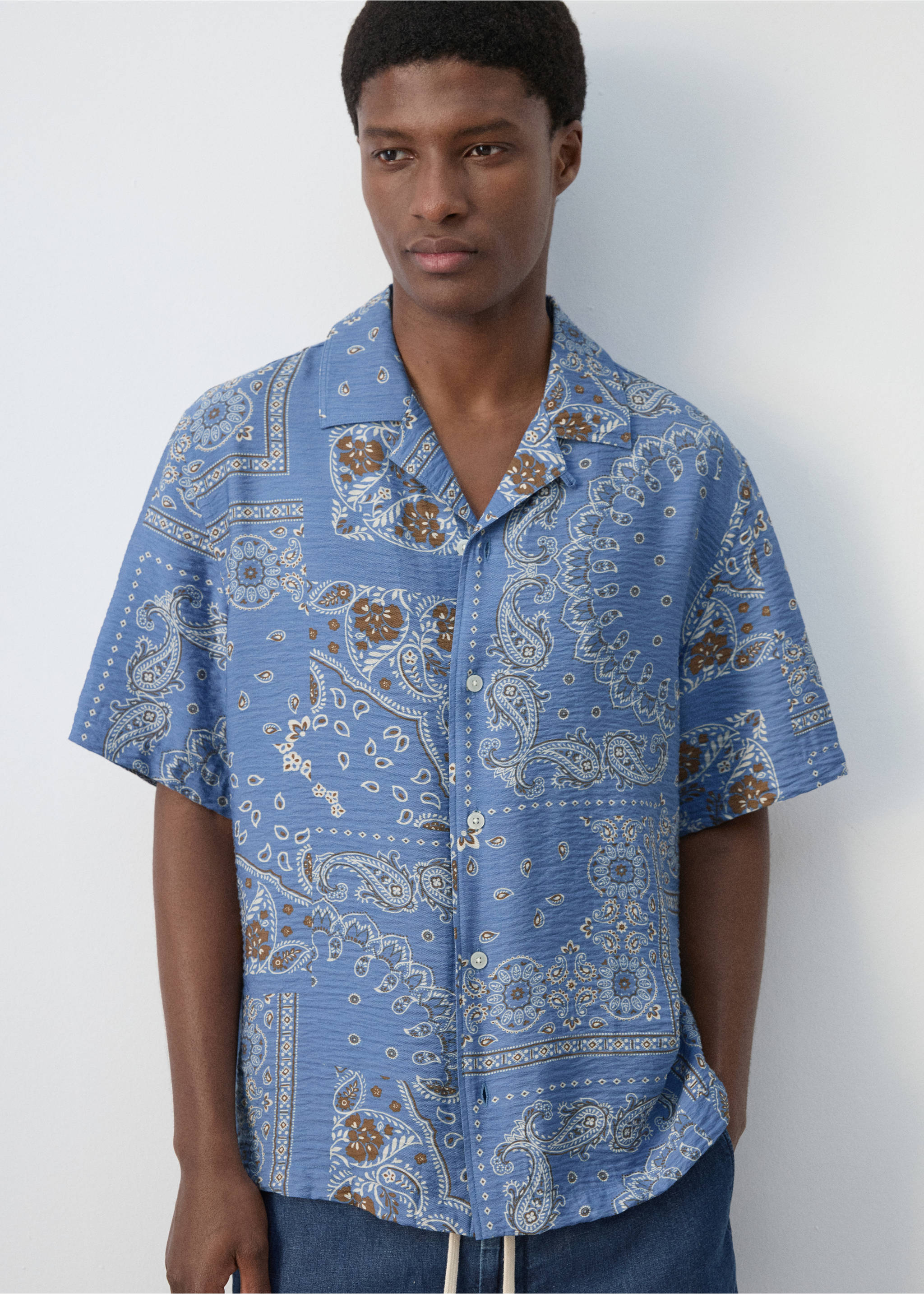 Printed short-sleeved shirt - Details of the article 1, China Blue. Ref: 27039209-00.