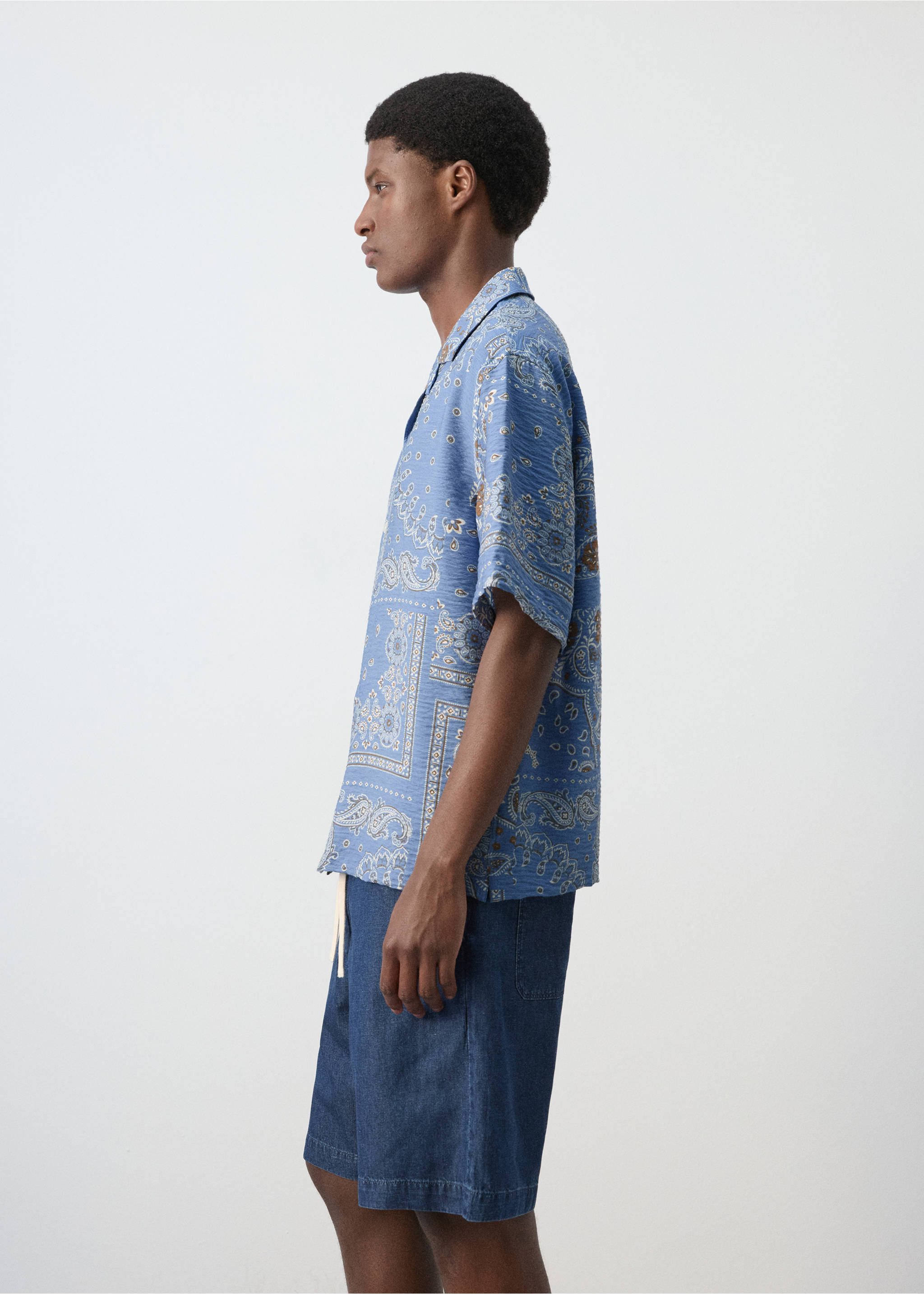 Printed short-sleeved shirt - Details of the article 2, China Blue. Ref: 27039209-00.
