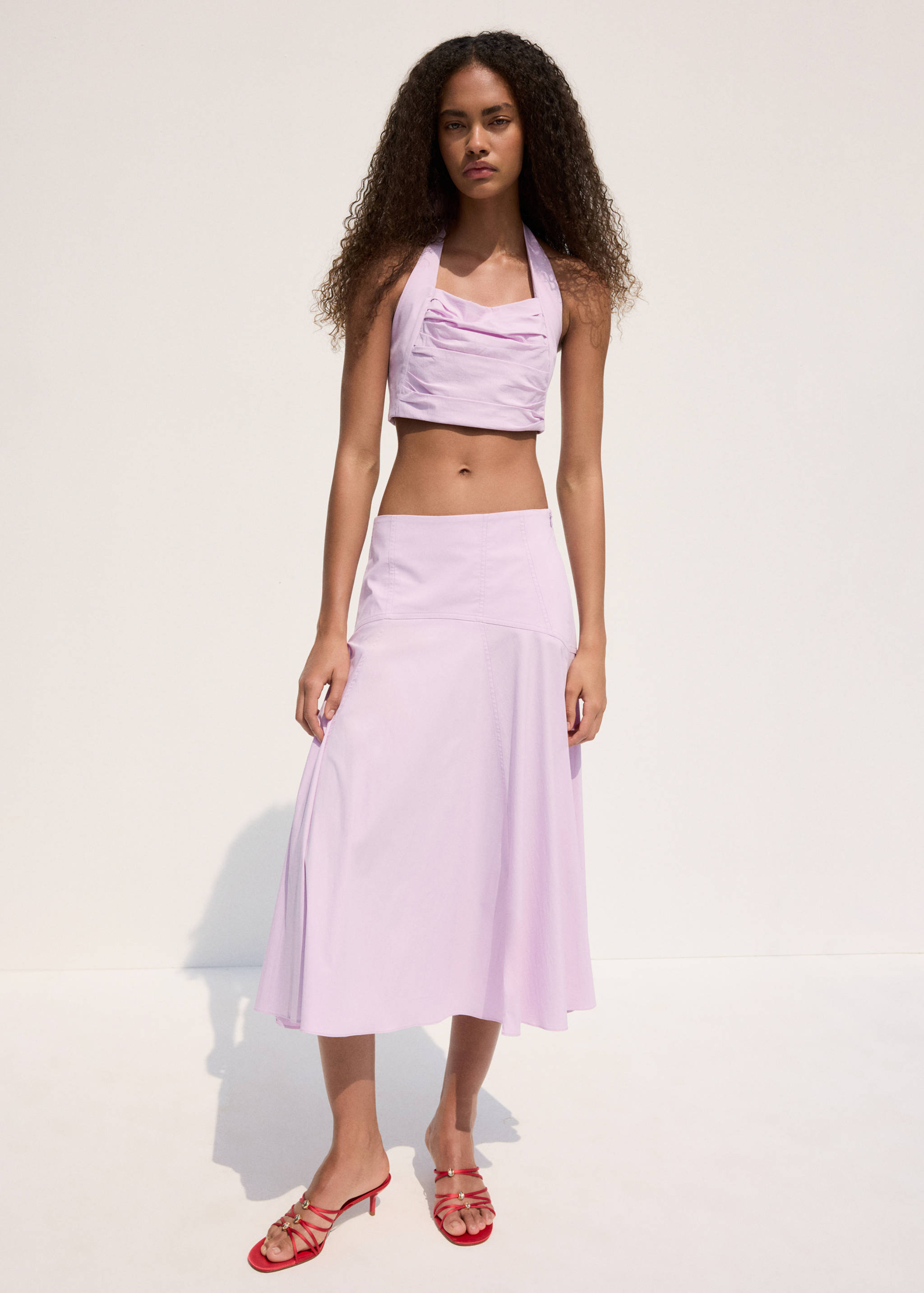 Top cropped com gola halter - Plano geral