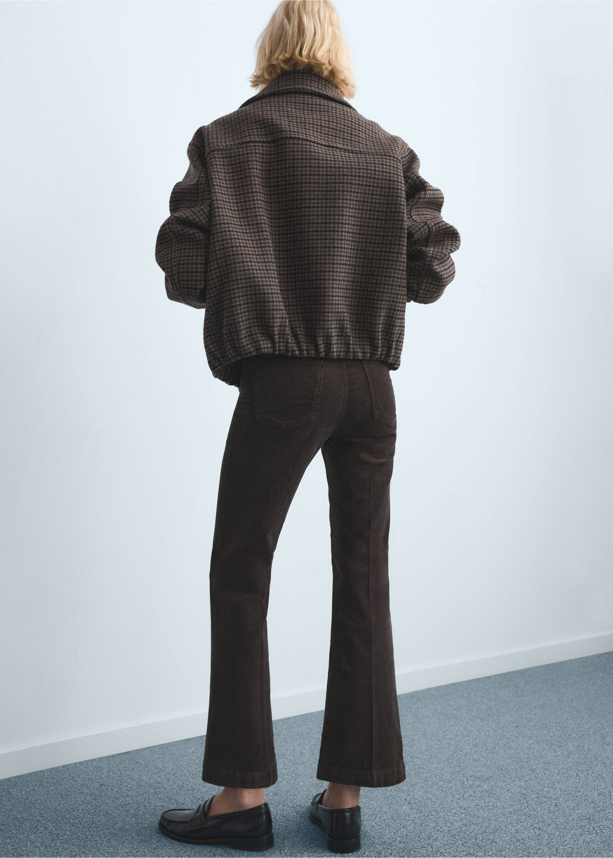 Zvonové džíny s manšestrem - Zadní strana zboží, Čokoládová. Ref: 27041188-00.