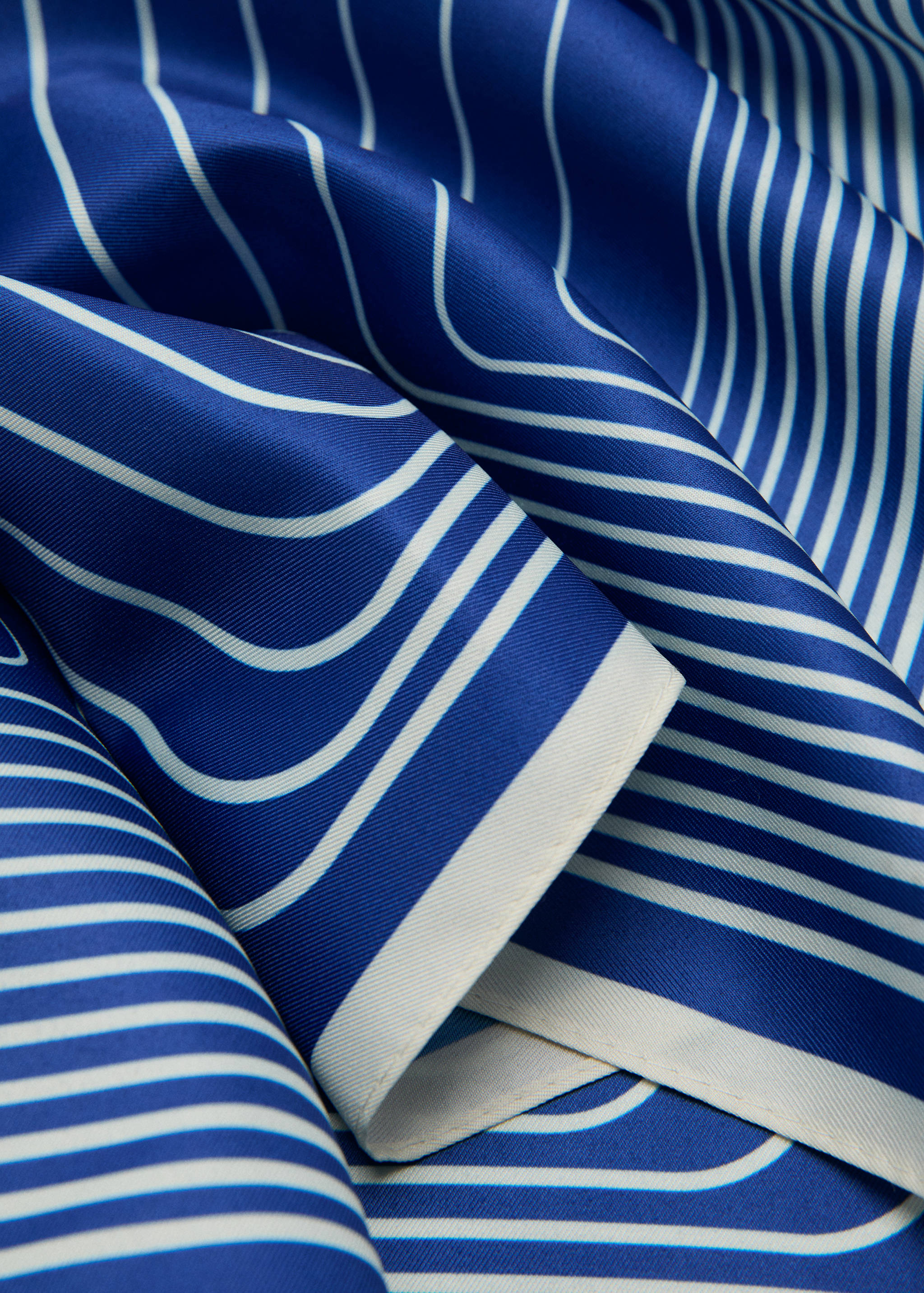 Атласный платок в клетку - Средний план