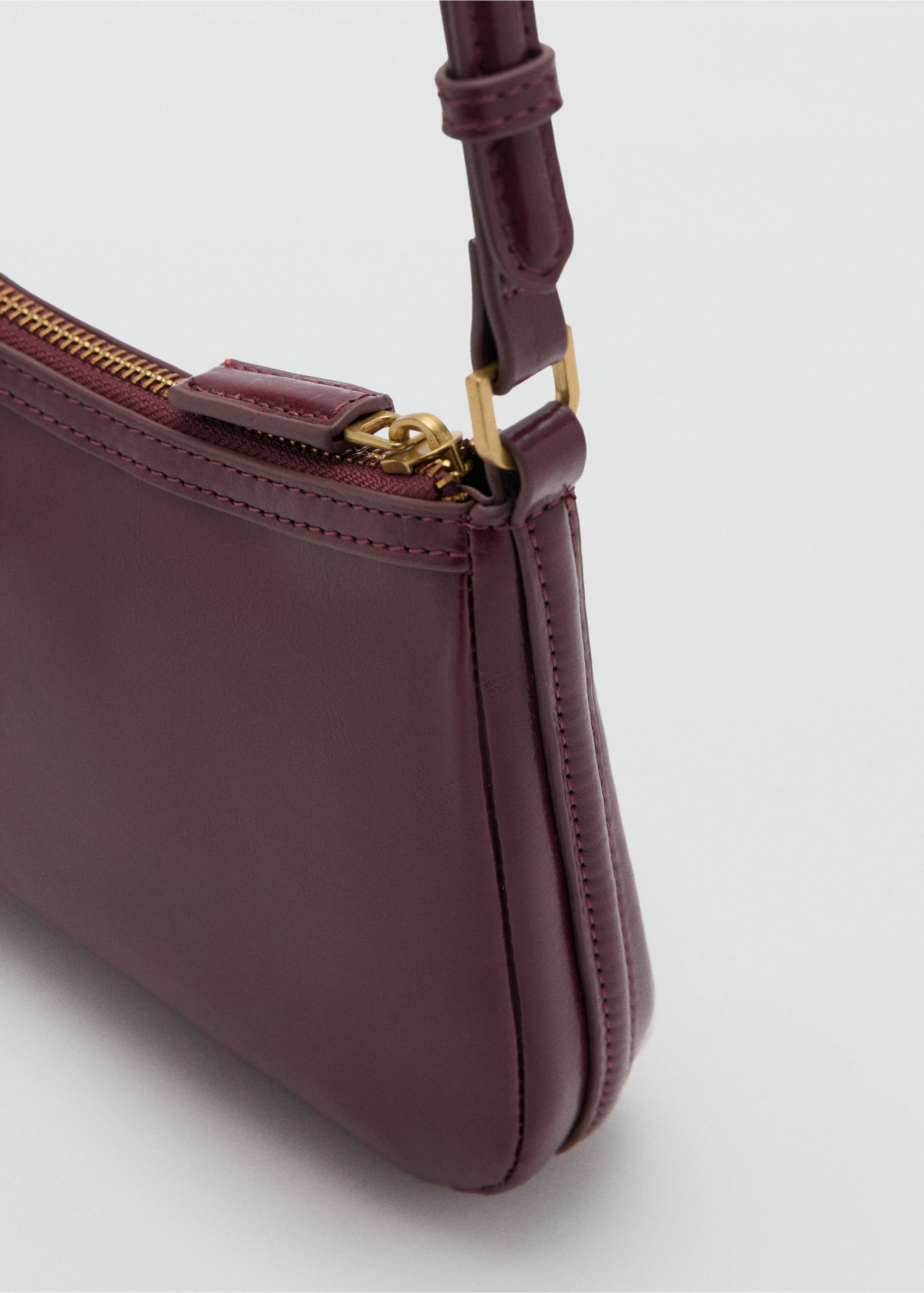 Crossbody bag with charms and rings - Details of the article 2, Burgundy. Ref: 27041205-00.