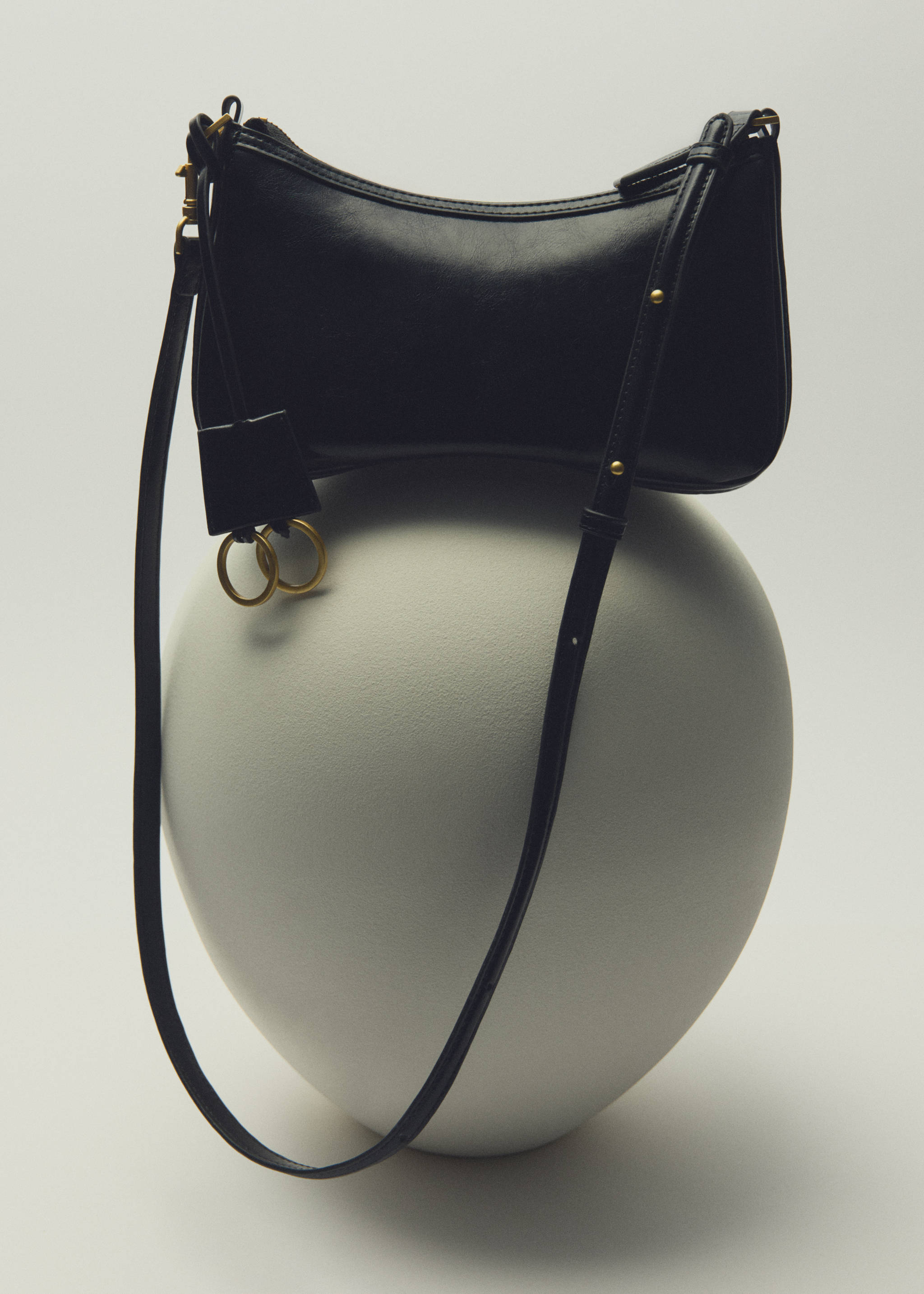 Crossbody bag with charms and rings - General plane, Black. Ref: 27041205-00.