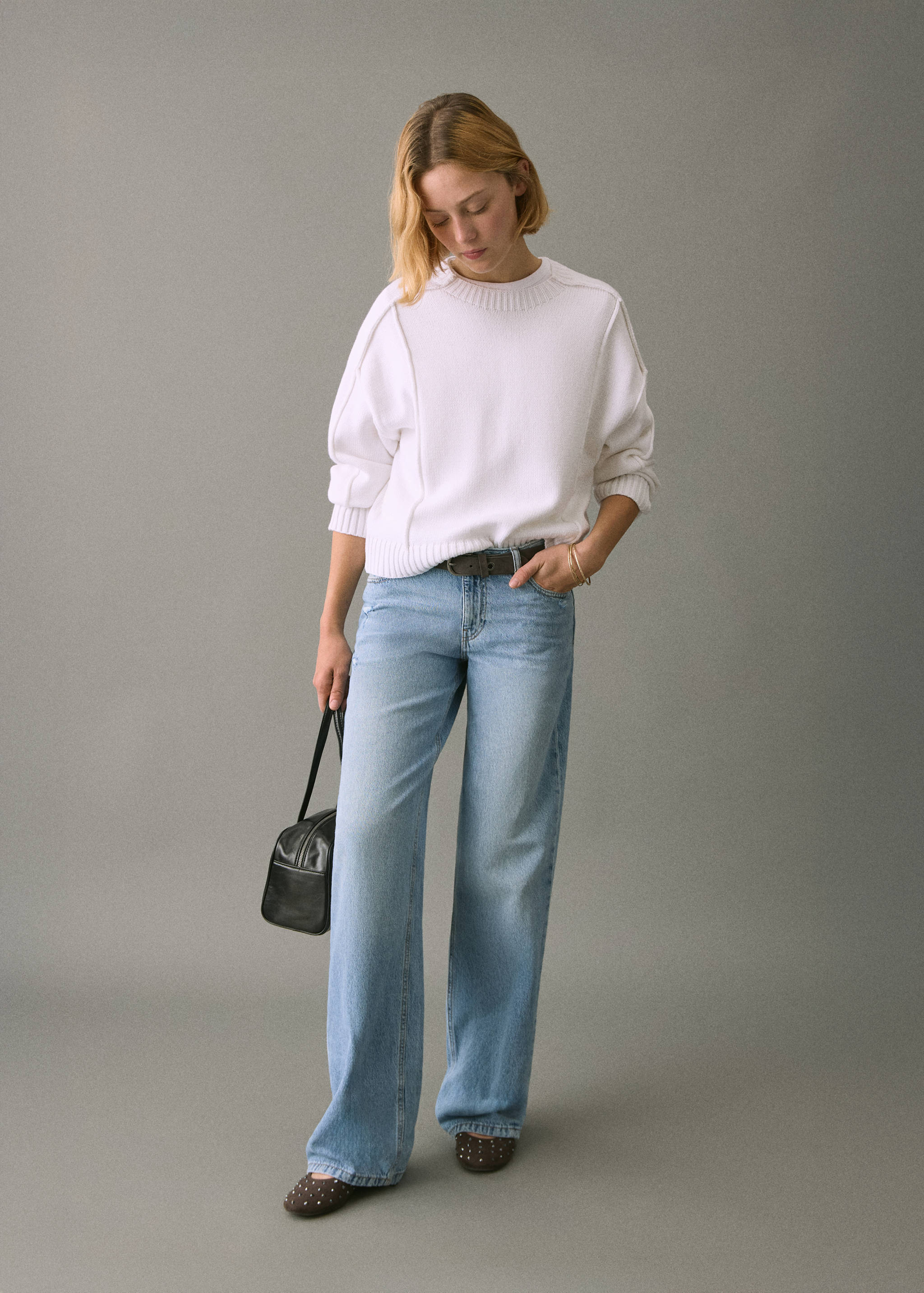 Knitted sweater with seams - General plane