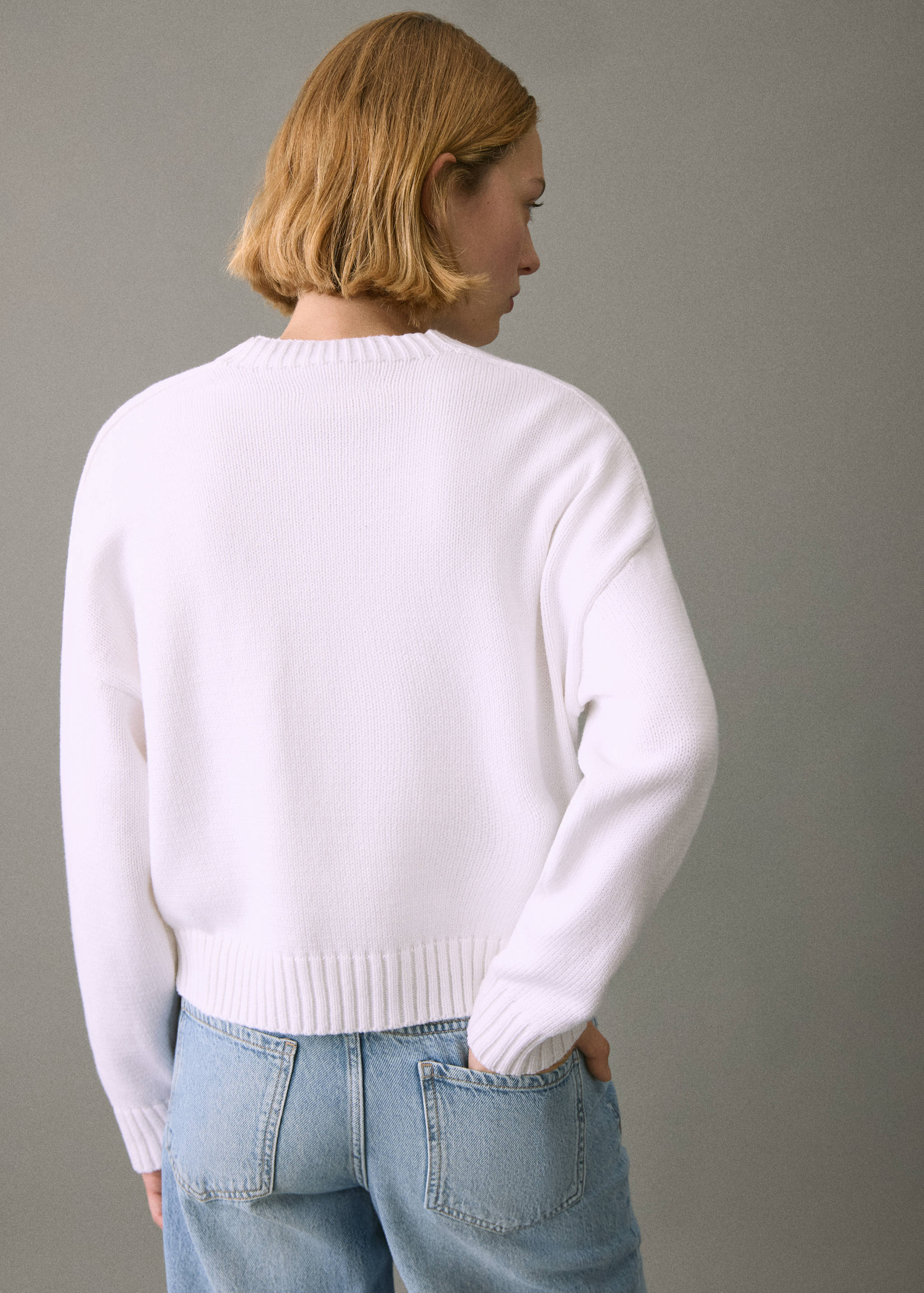 Knitted sweater with seams - Reverse of the article