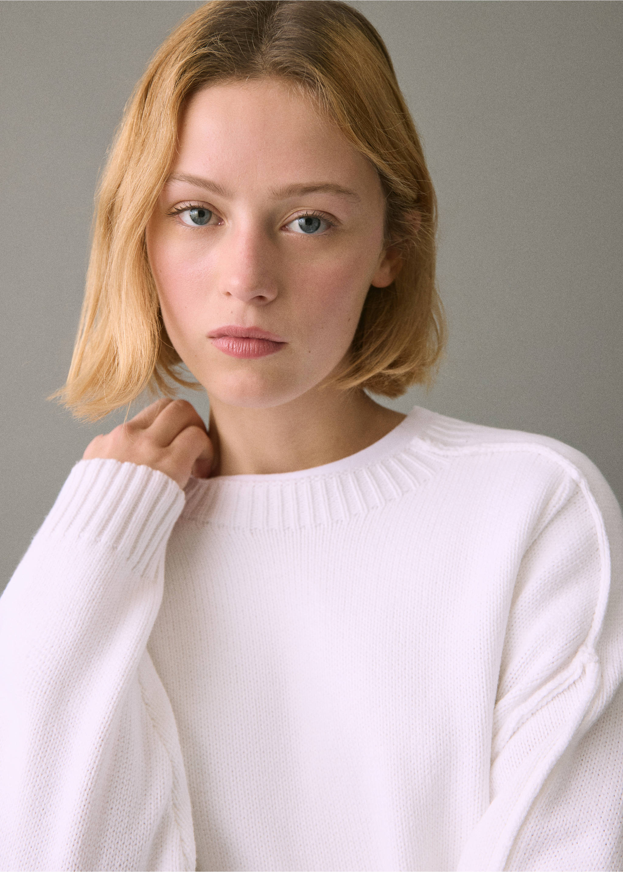 Knitted sweater with seams - Details of the article 1, Off White. Ref: 27041214-00.