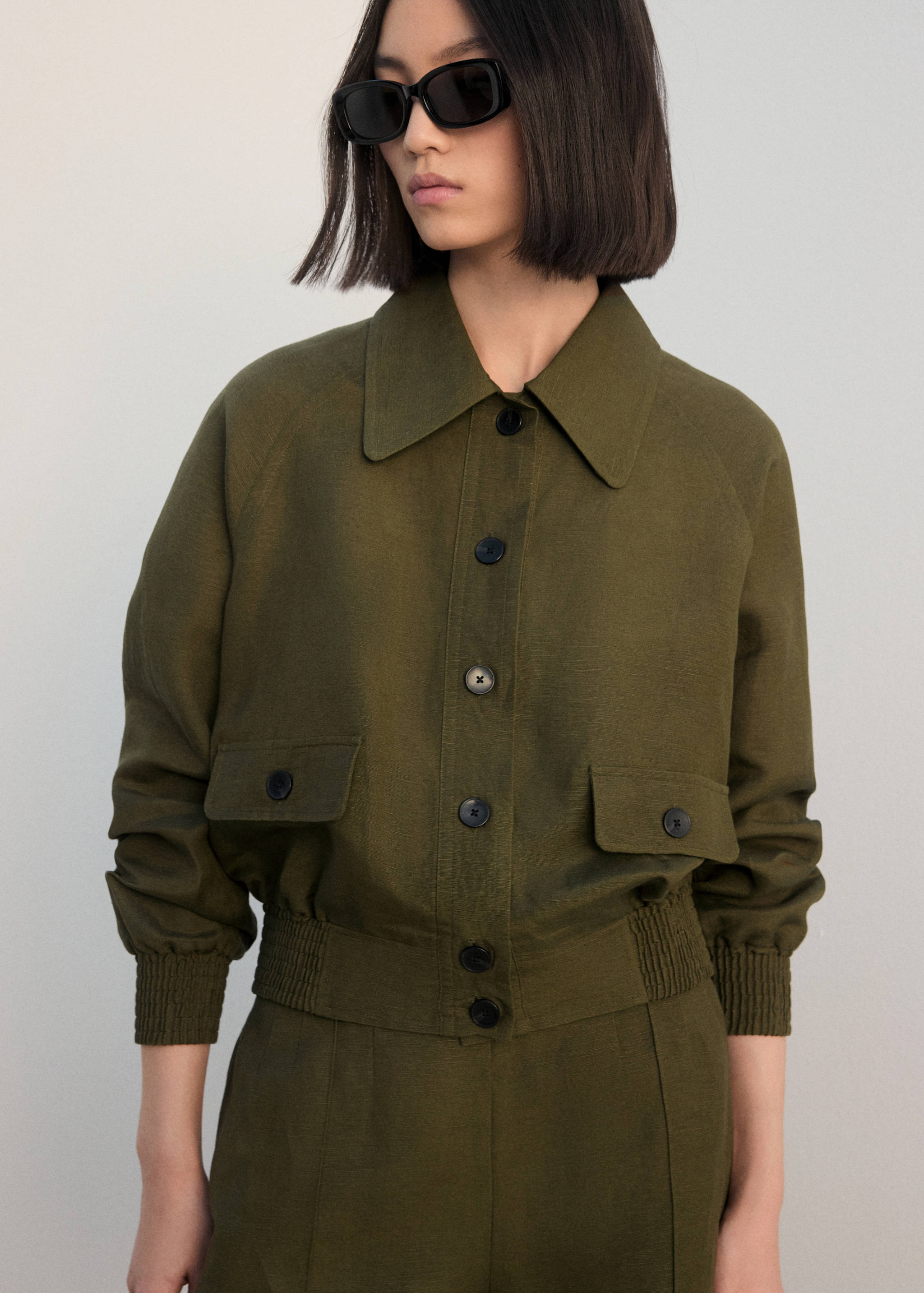 Льняная куртка с пуговицами - Средний план