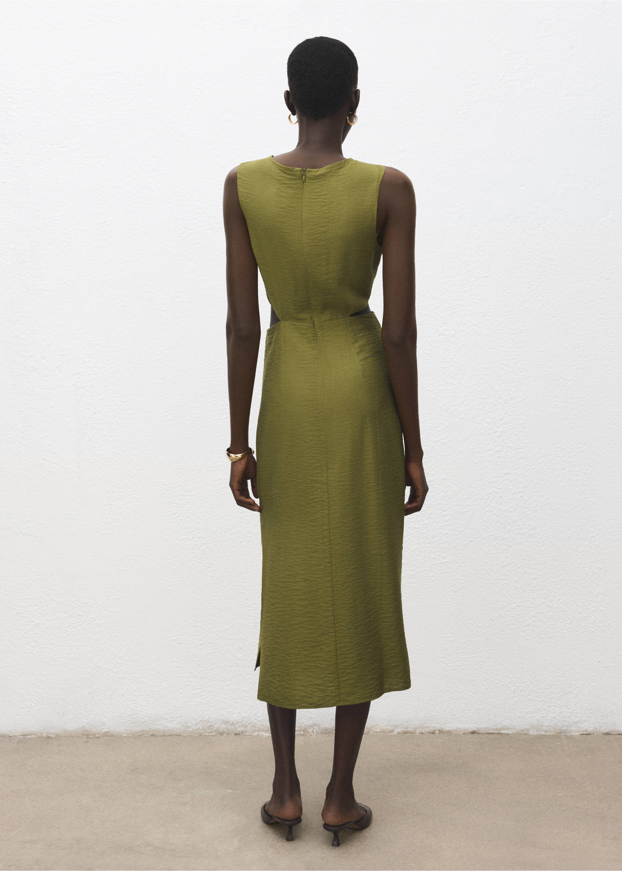 Crinkled-effect dress with cut-out - Reverse of the article, Pastel Green. Ref: 27041244-00.