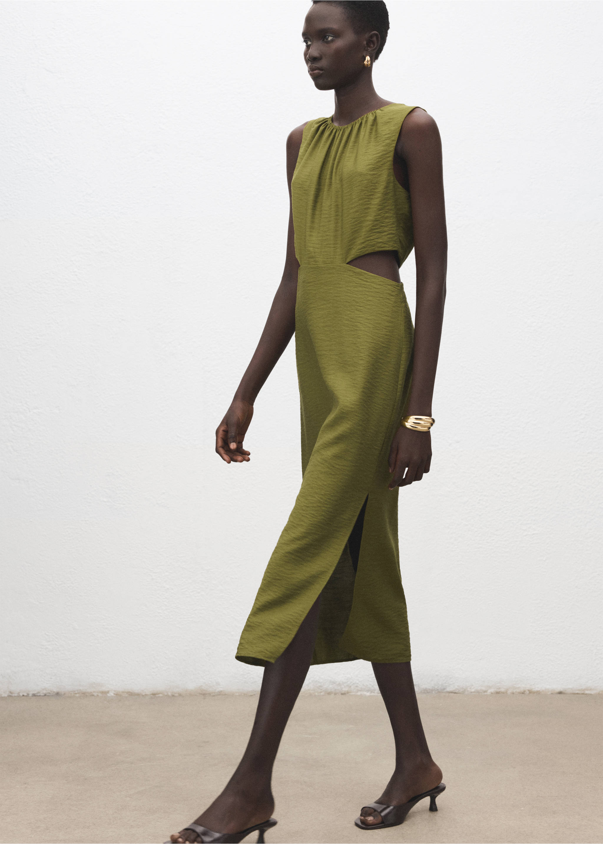 Crinkled-effect dress with cut-out - Details of the article 2, Pastel Green. Ref: 27041244-00.