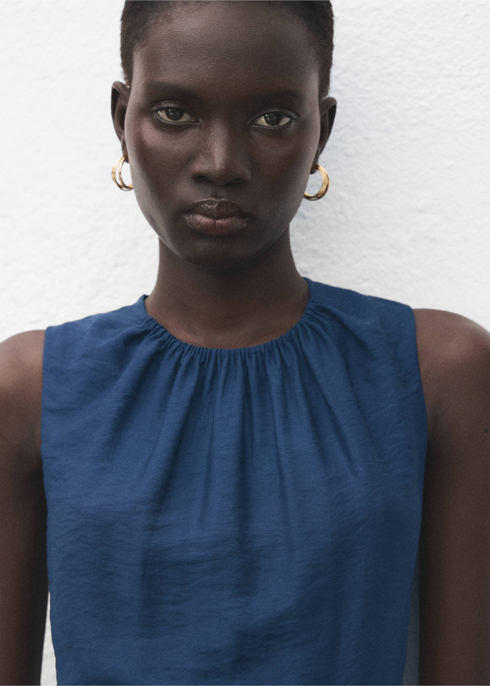 Crinkled-effect dress with cut-out - Details of the article 1, Navy. Ref: 27041244-00.