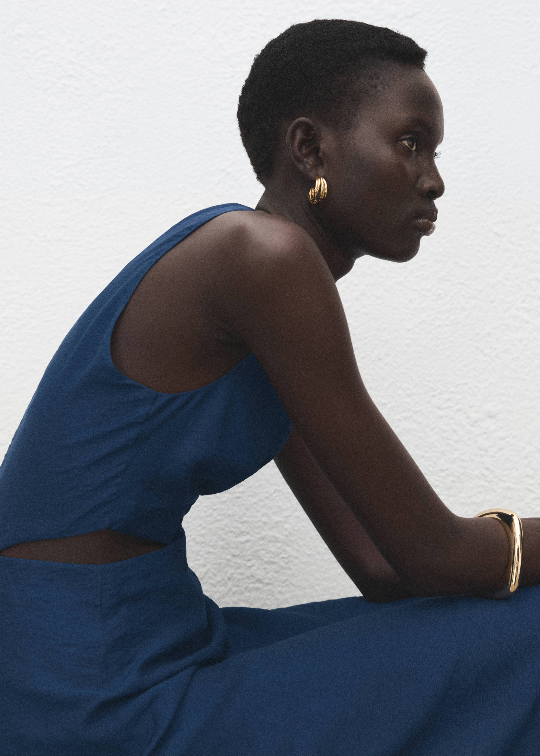 Crinkled-effect dress with cut-out - Details of the article 2, Navy. Ref: 27041244-00.