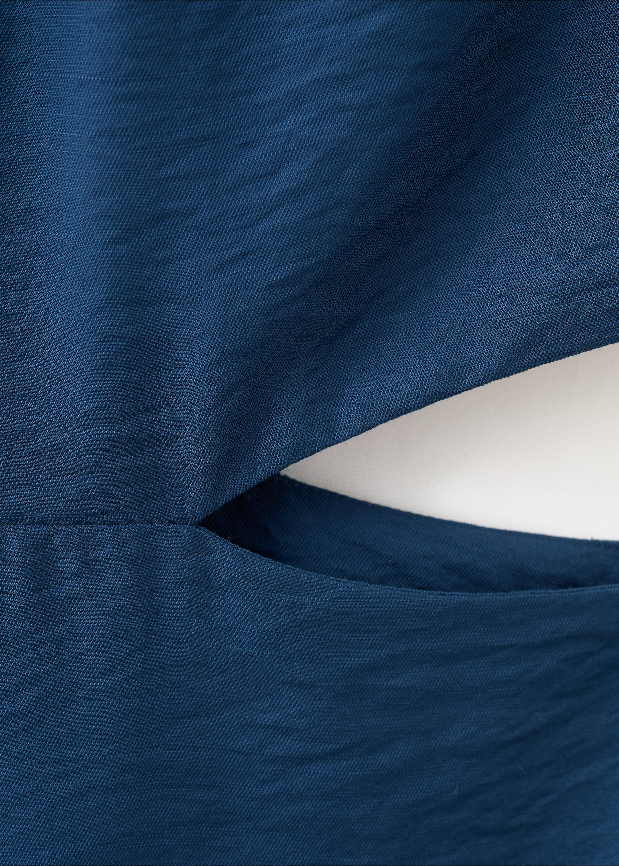 Crinkled-effect dress with cut-out - Details of the article 8, Navy. Ref: 27041244-00.