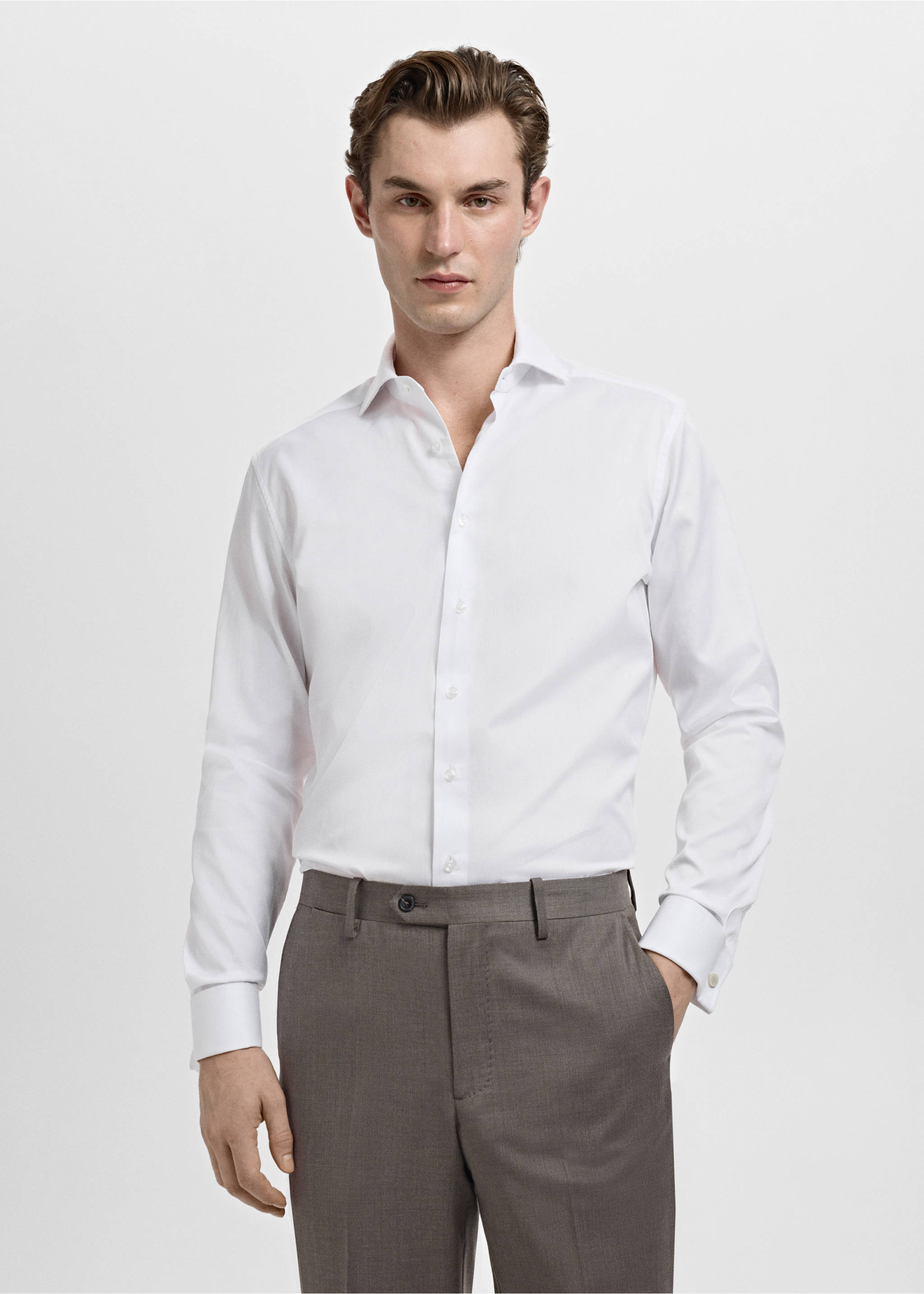 Костюмная рубашка slim fit из твила с запонками - Средний план, Белый. Ref: 27041257-00.