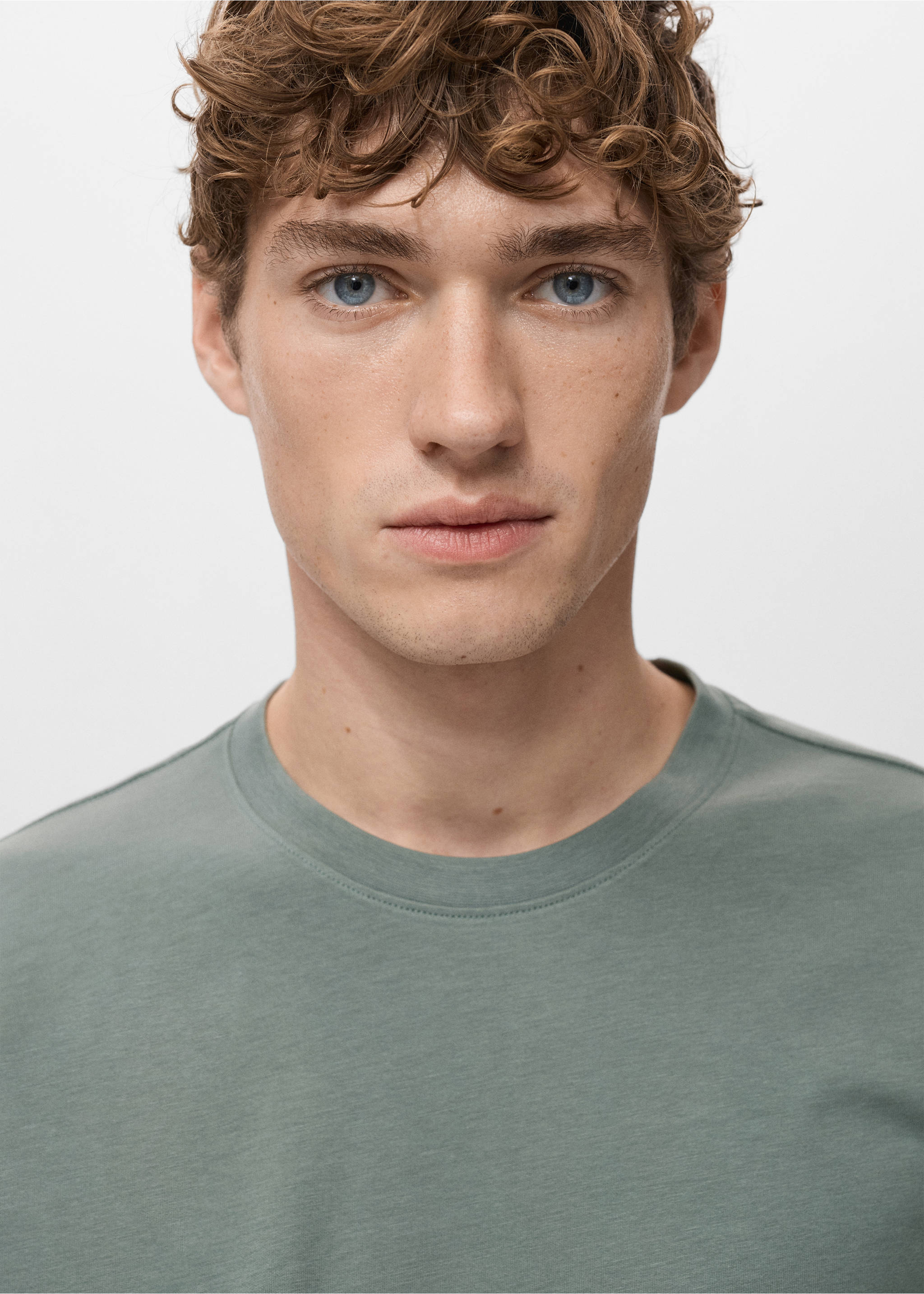 100% cotton slim-fit t-shirt - Details of the article 1, Forest Green. Ref: 27041263-00.