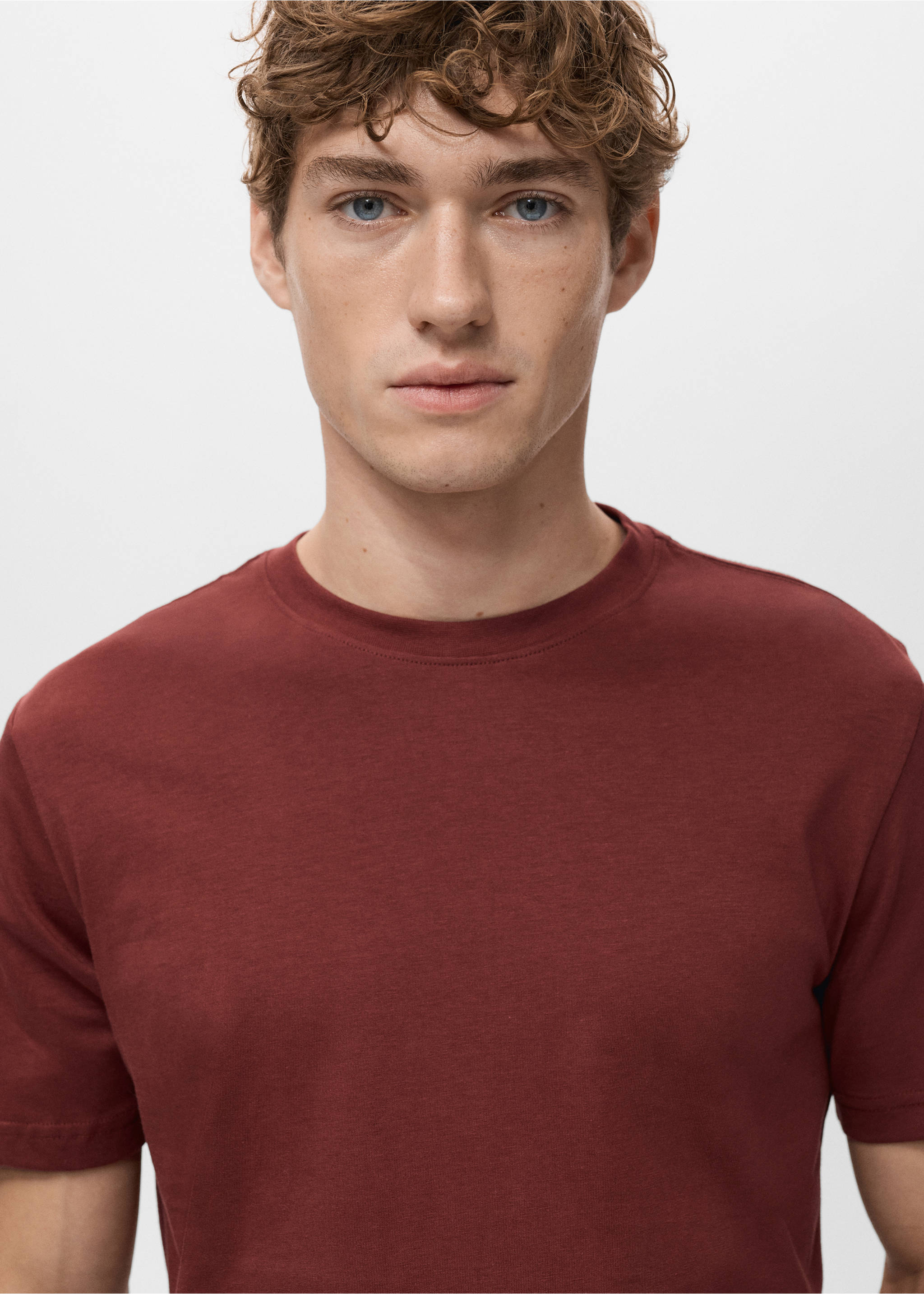 Camiseta slim fit 100% algodón - Detalle del artículo 1, Cereza. Ref: 27041263-00.