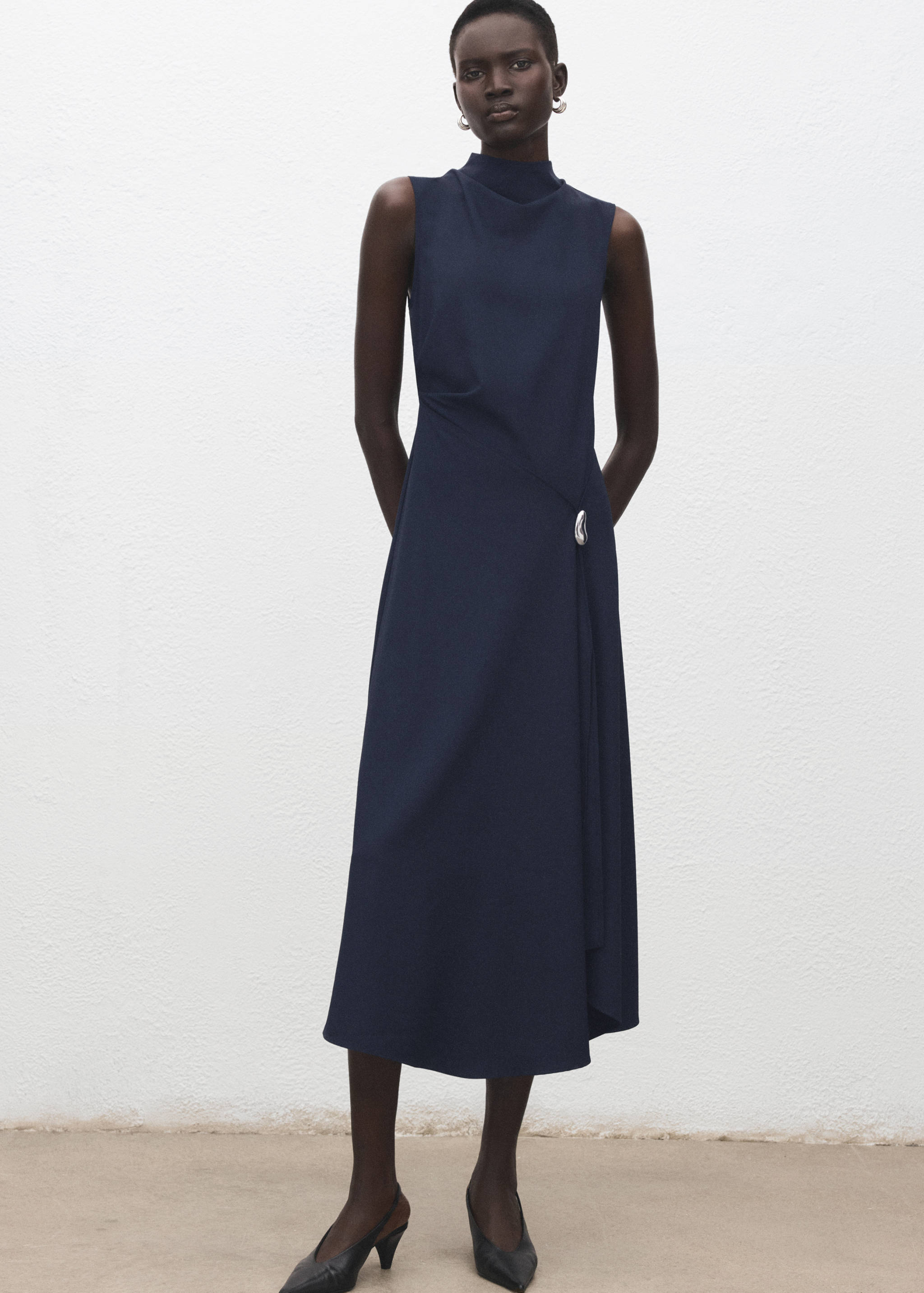 Vestido evasê pormenor metálico - Plano geral