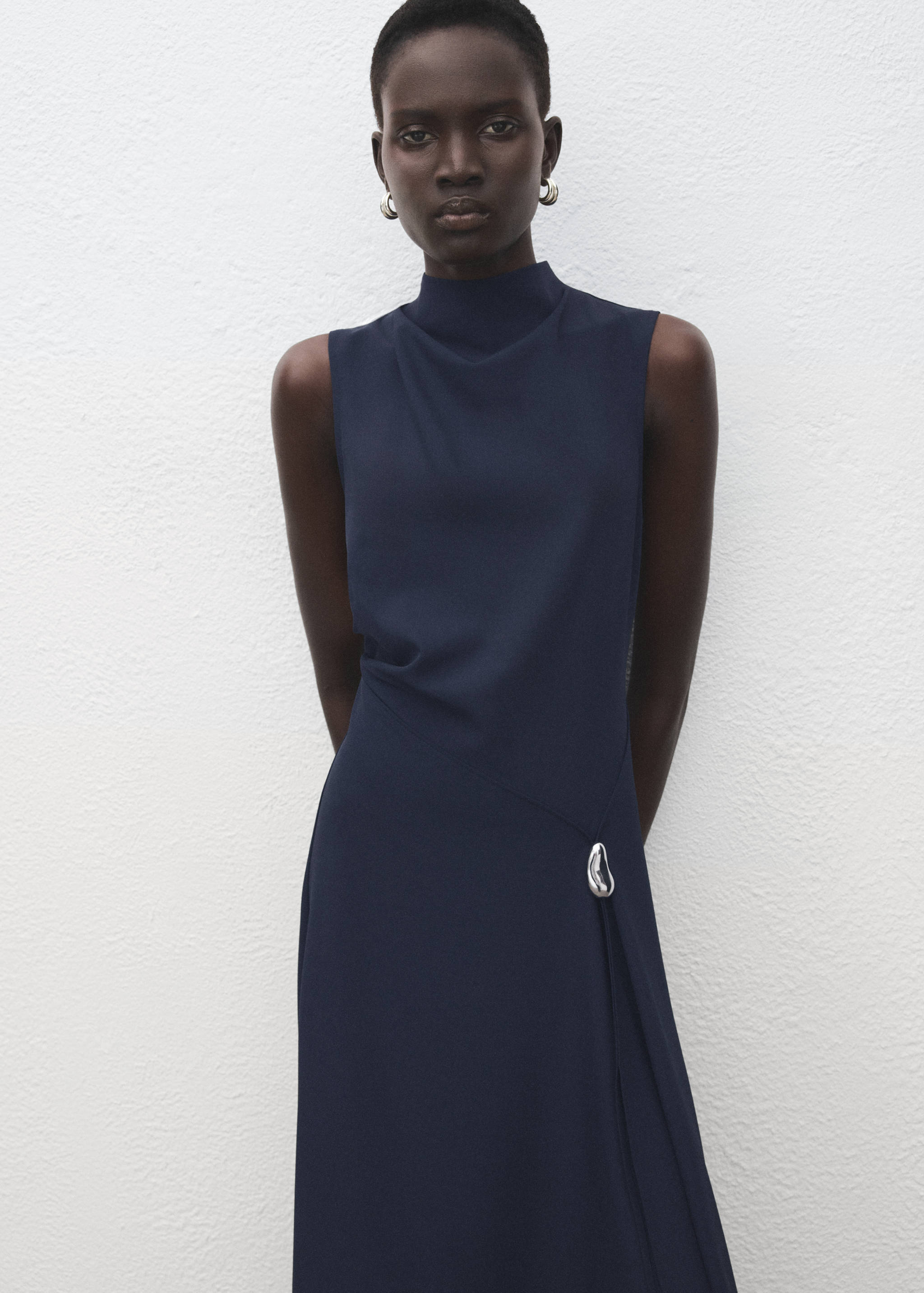 Vestido evasê pormenor metálico - Plano médio