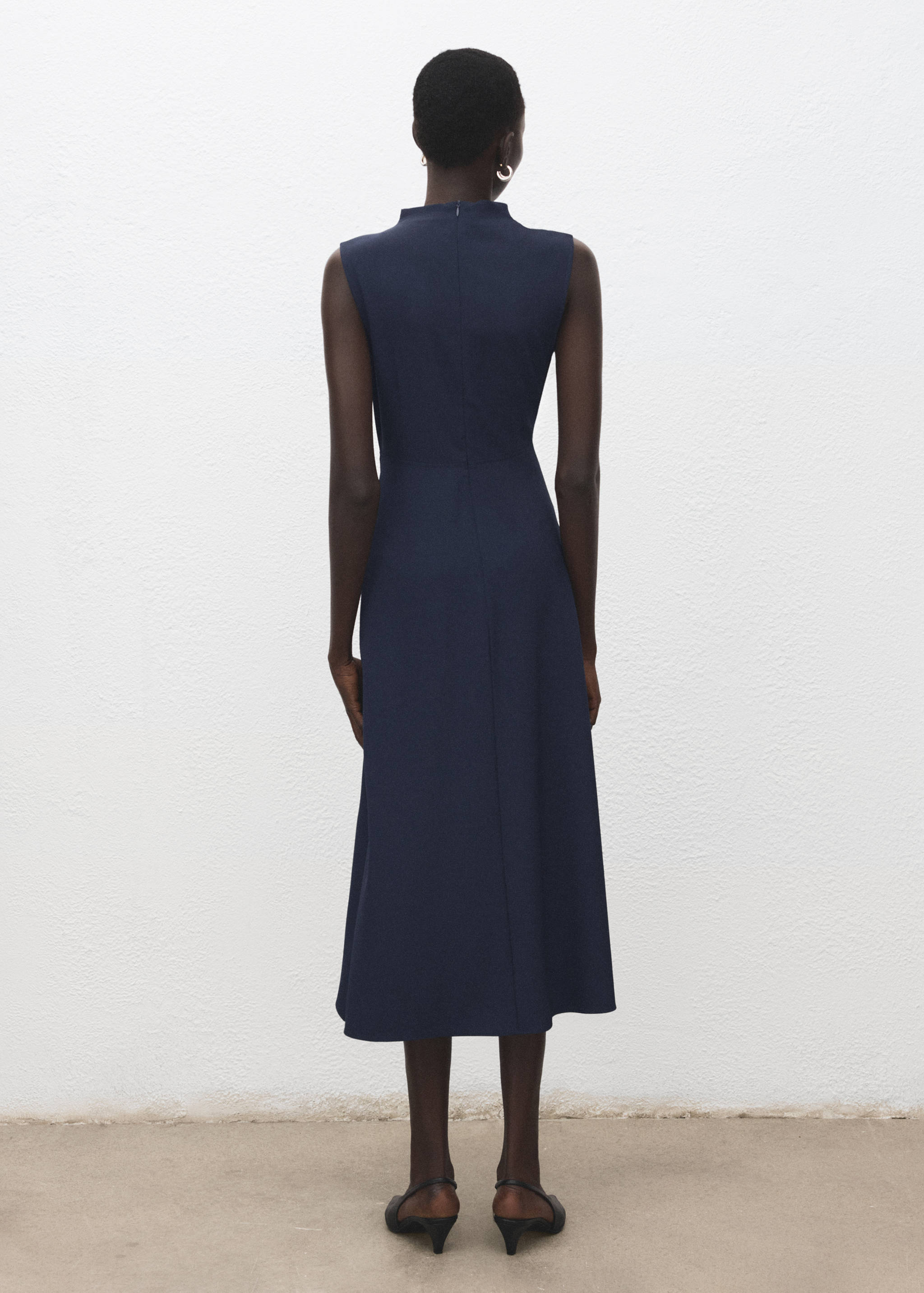 Vestido evasê pormenor metálico - Verso do artigo