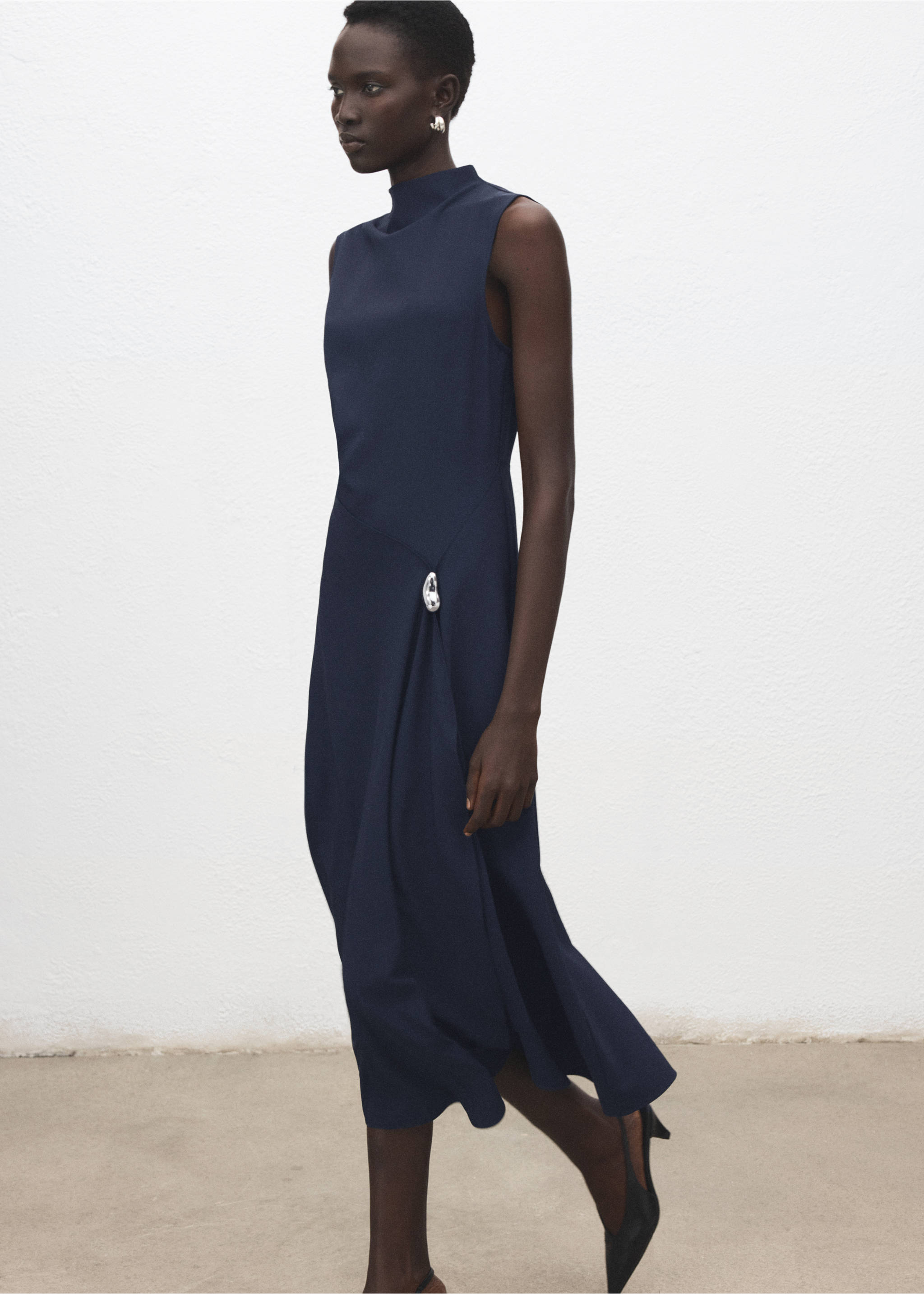 فستان إيفازيه بتزيين معدني - تفاصيل المنتج 2, كحلي غامق. Ref: 27041277-00.