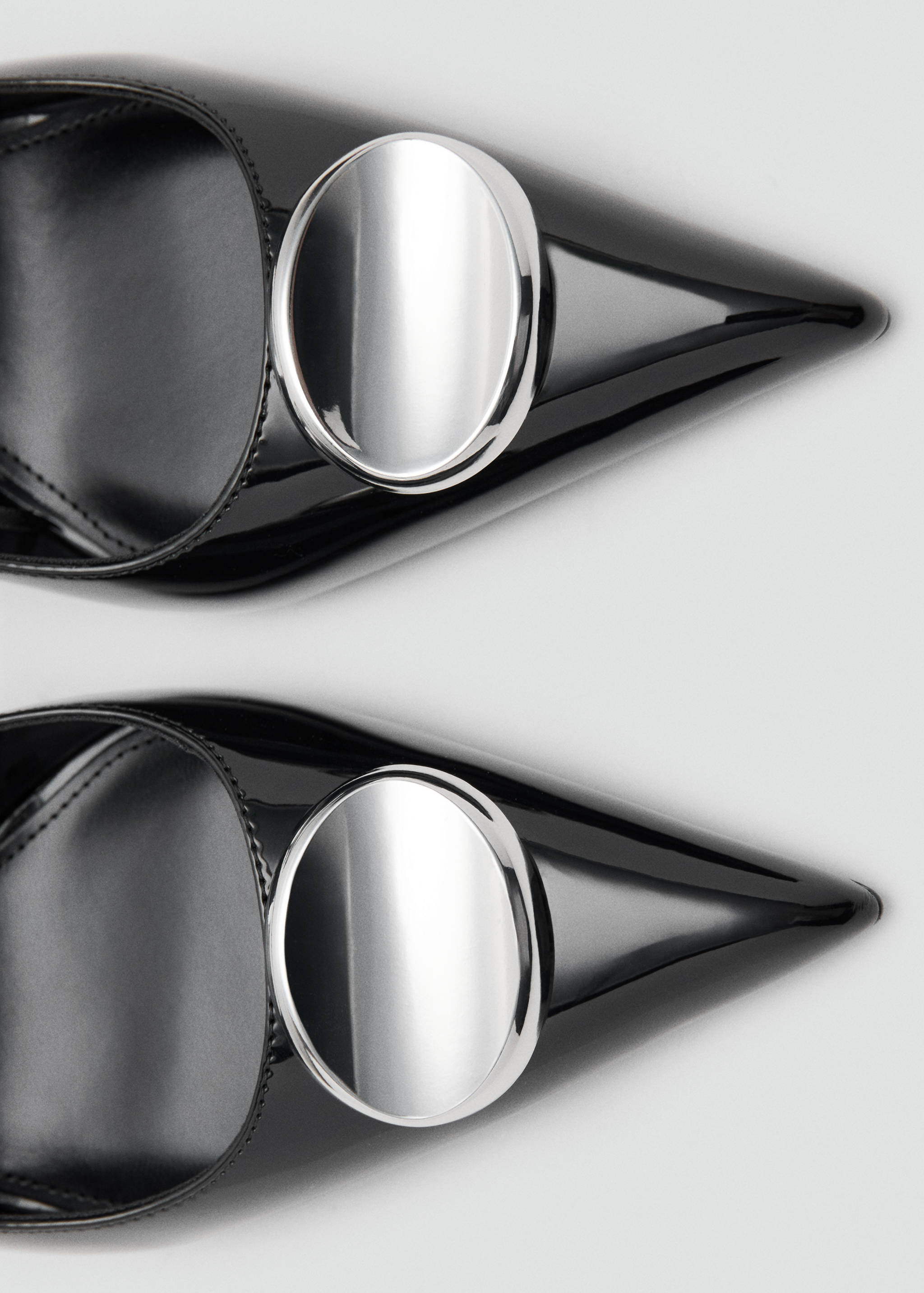 Patent leather high-heeled shoes with metal detail - Details of the article 2