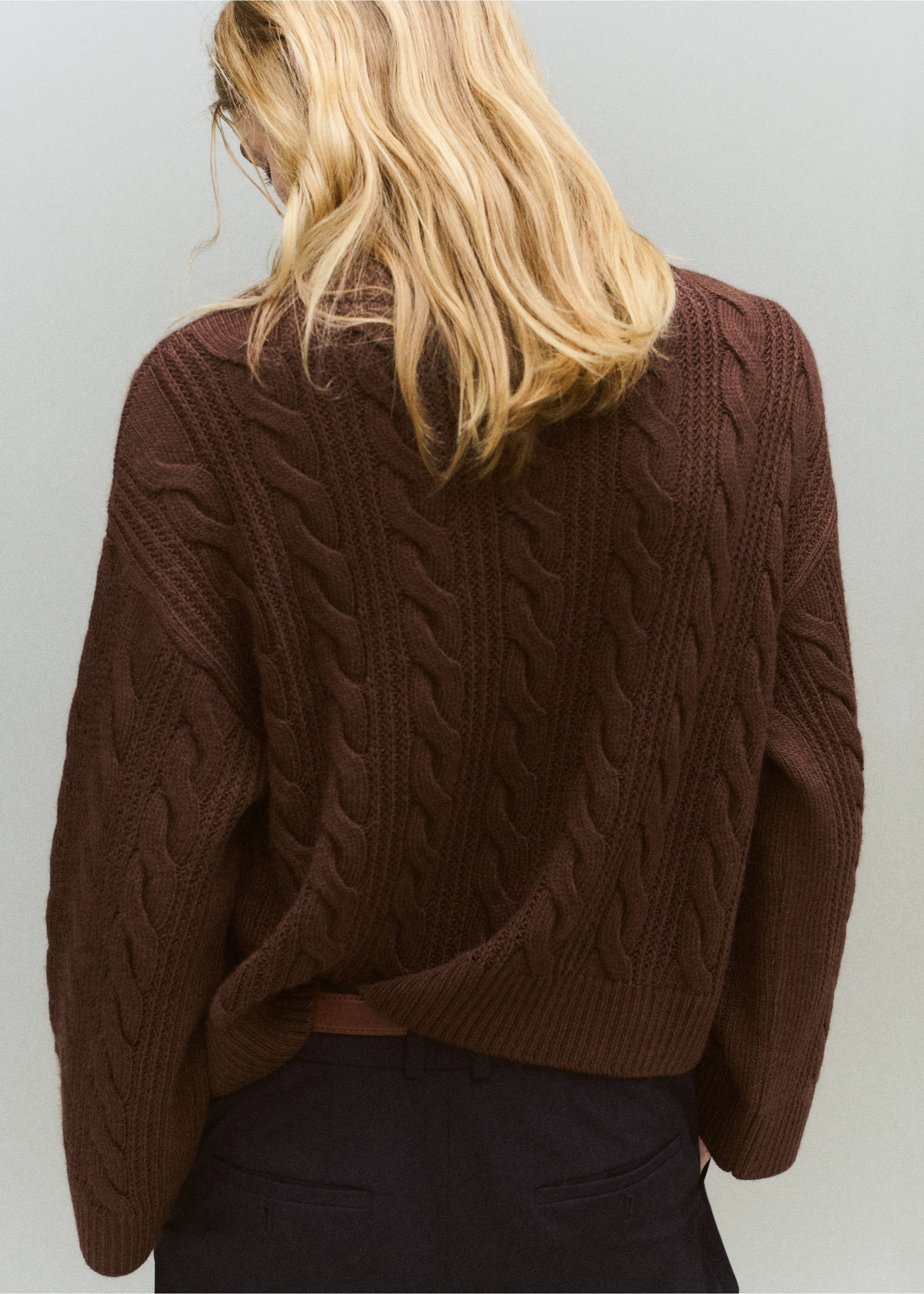 V-neck braided sweater - Reverse of the article, Brown. Ref: 27041308-00.