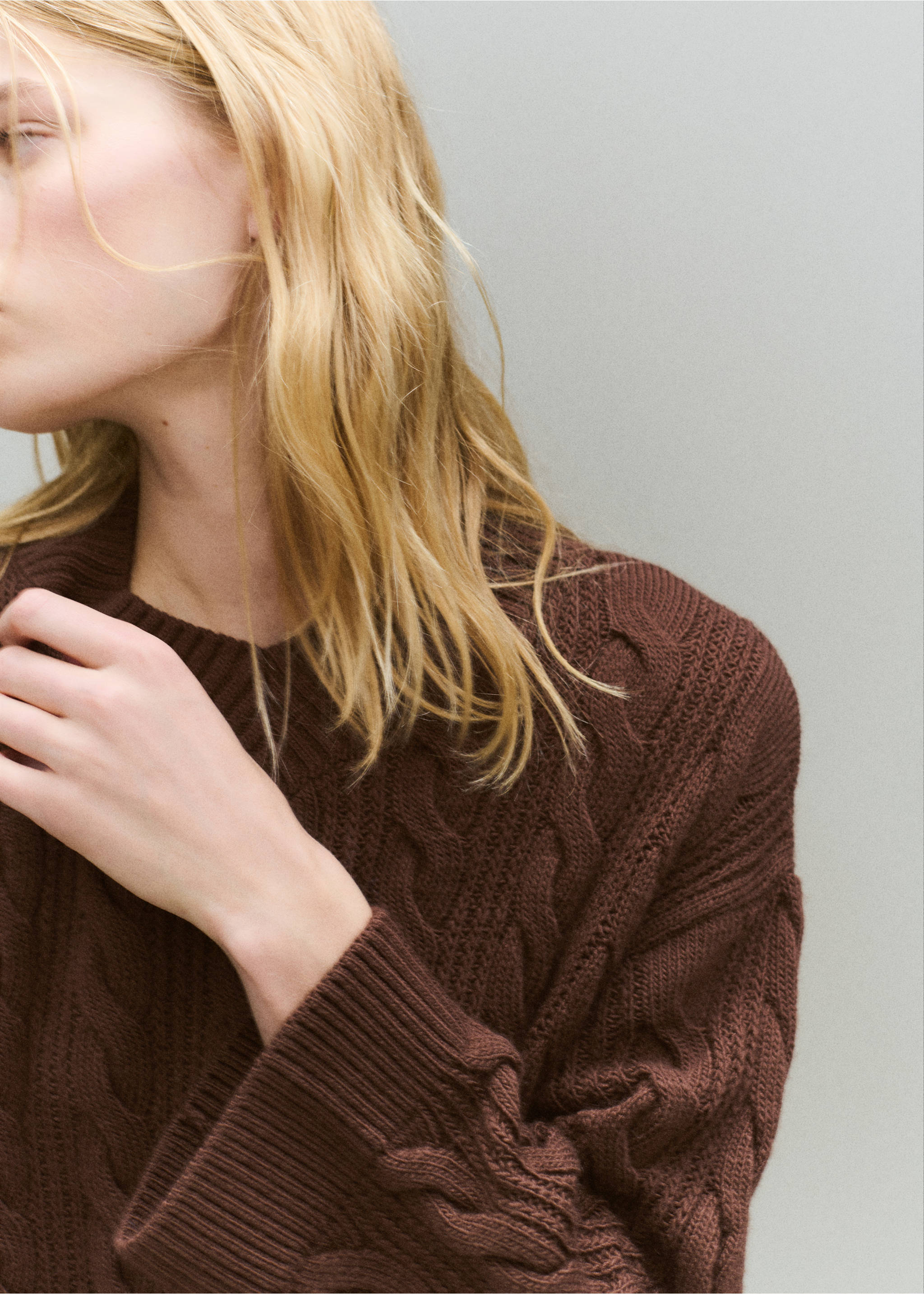 V-neck braided sweater - Details of the article 3, Brown. Ref: 27041308-00.