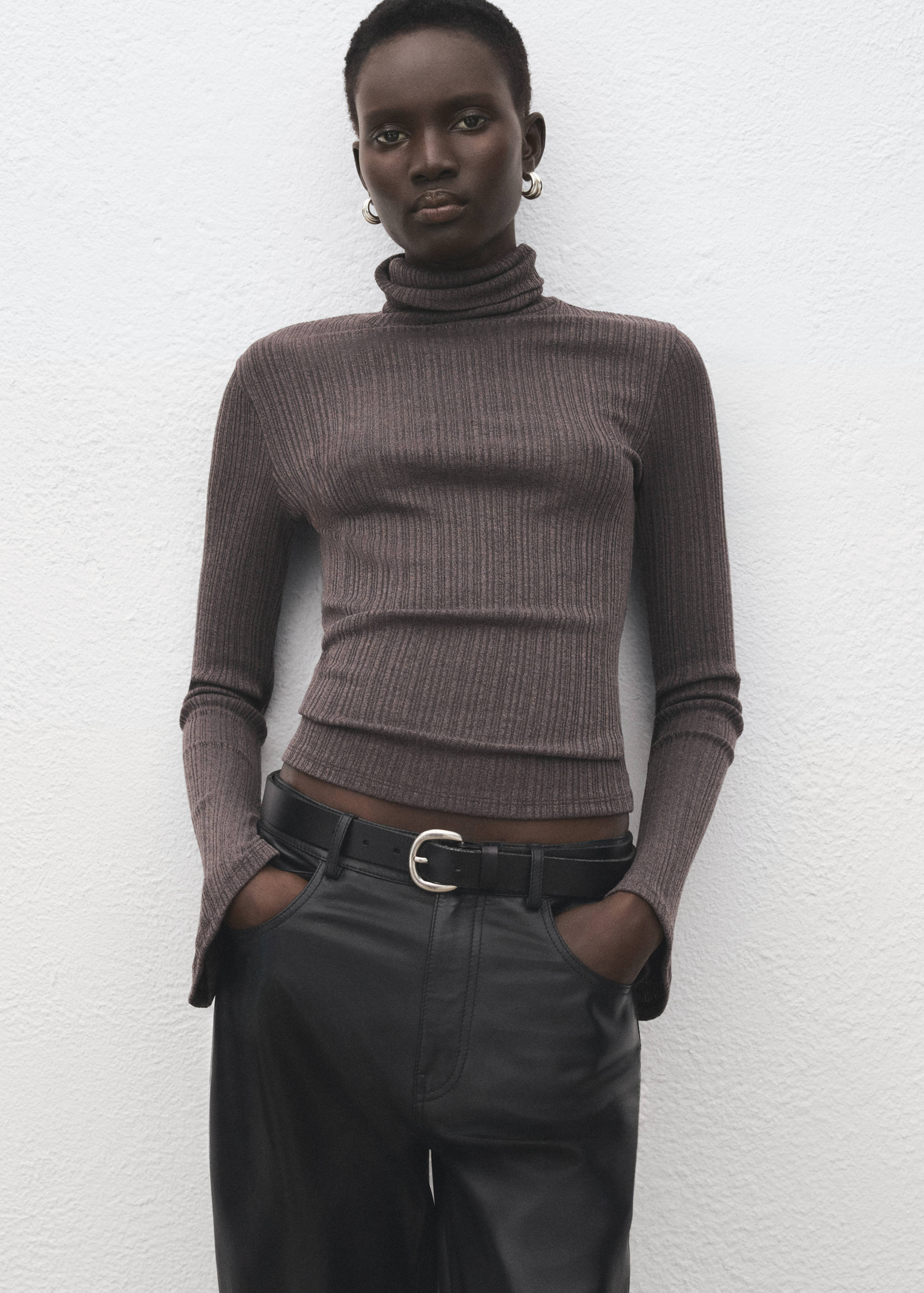 Turtleneck sweater with flared sleeves - Medium plane