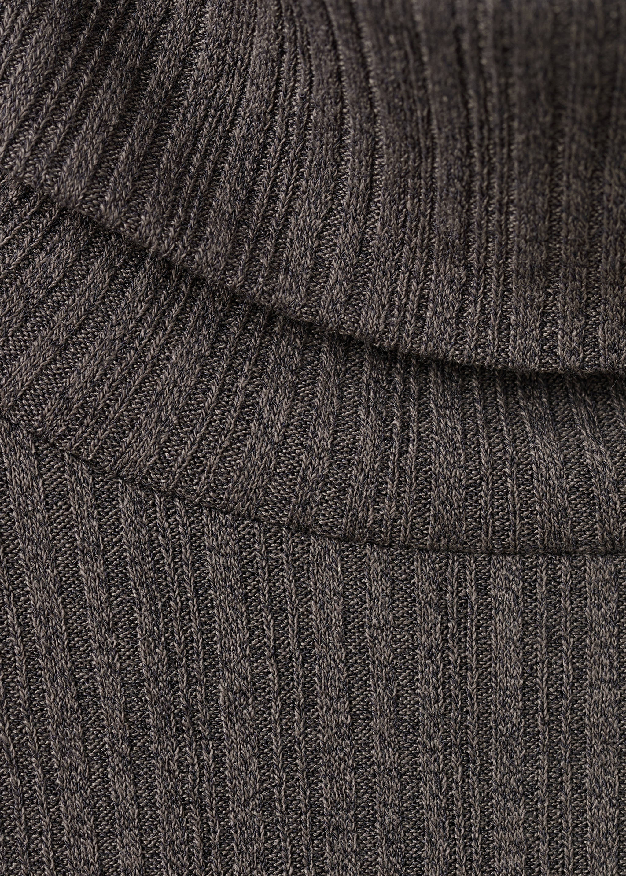 Turtleneck sweater with flared sleeves - Details of the article 8