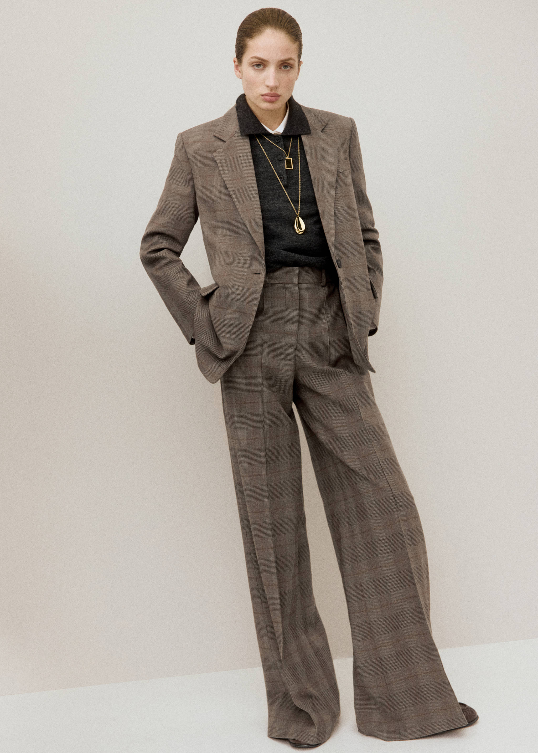 Blazer de costume à carreaux - Plan général