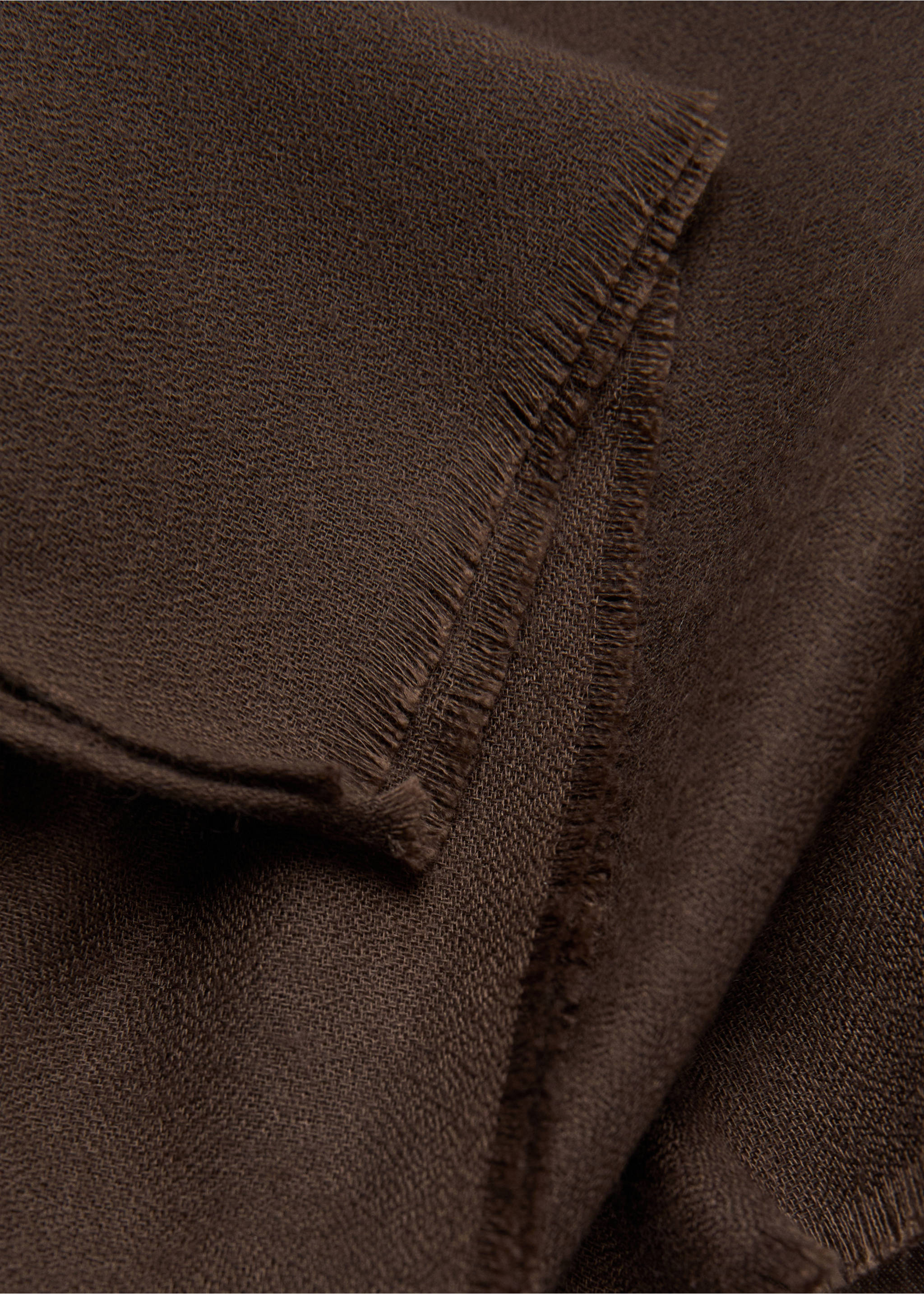 Foulard bords effilochés - Plan moyen, Chocolat. Ref: 27041329-00.