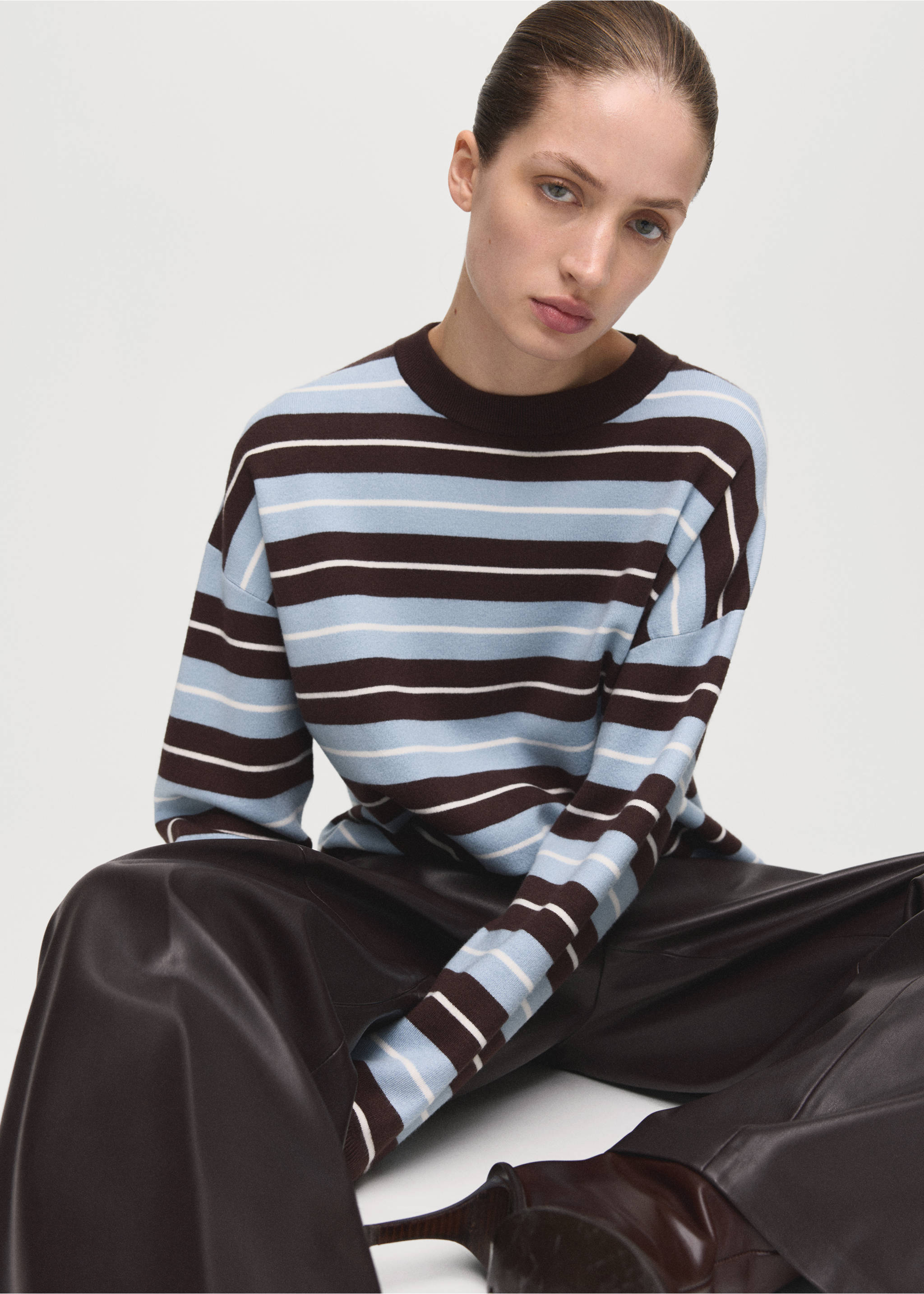Oversized striped sweater - Details of the article 2, Chocolate. Ref: 27041332-00.