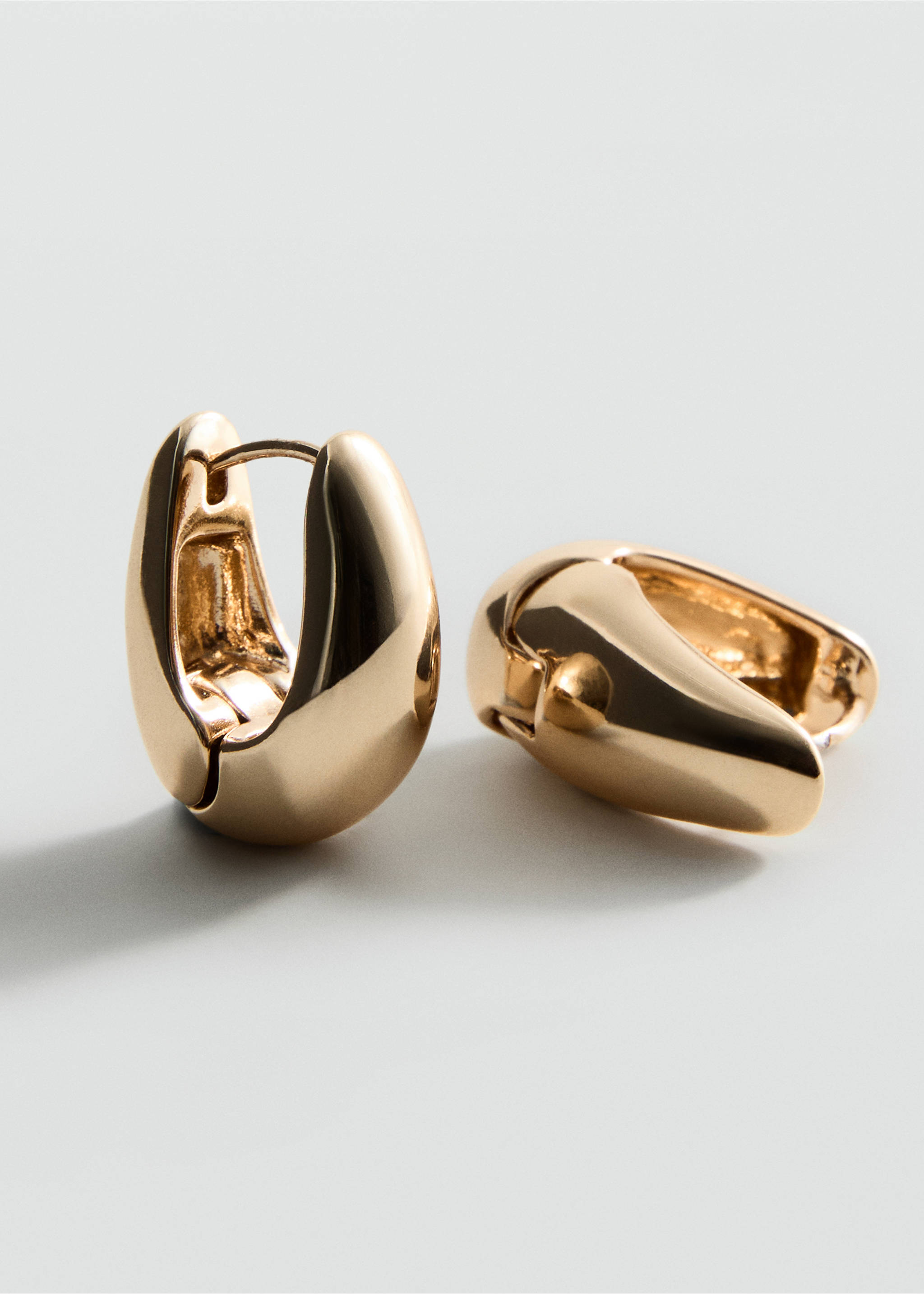 Øreringer med volum - Halvtotal bildeutsnitt, Gull. Ref: 27041345-00.