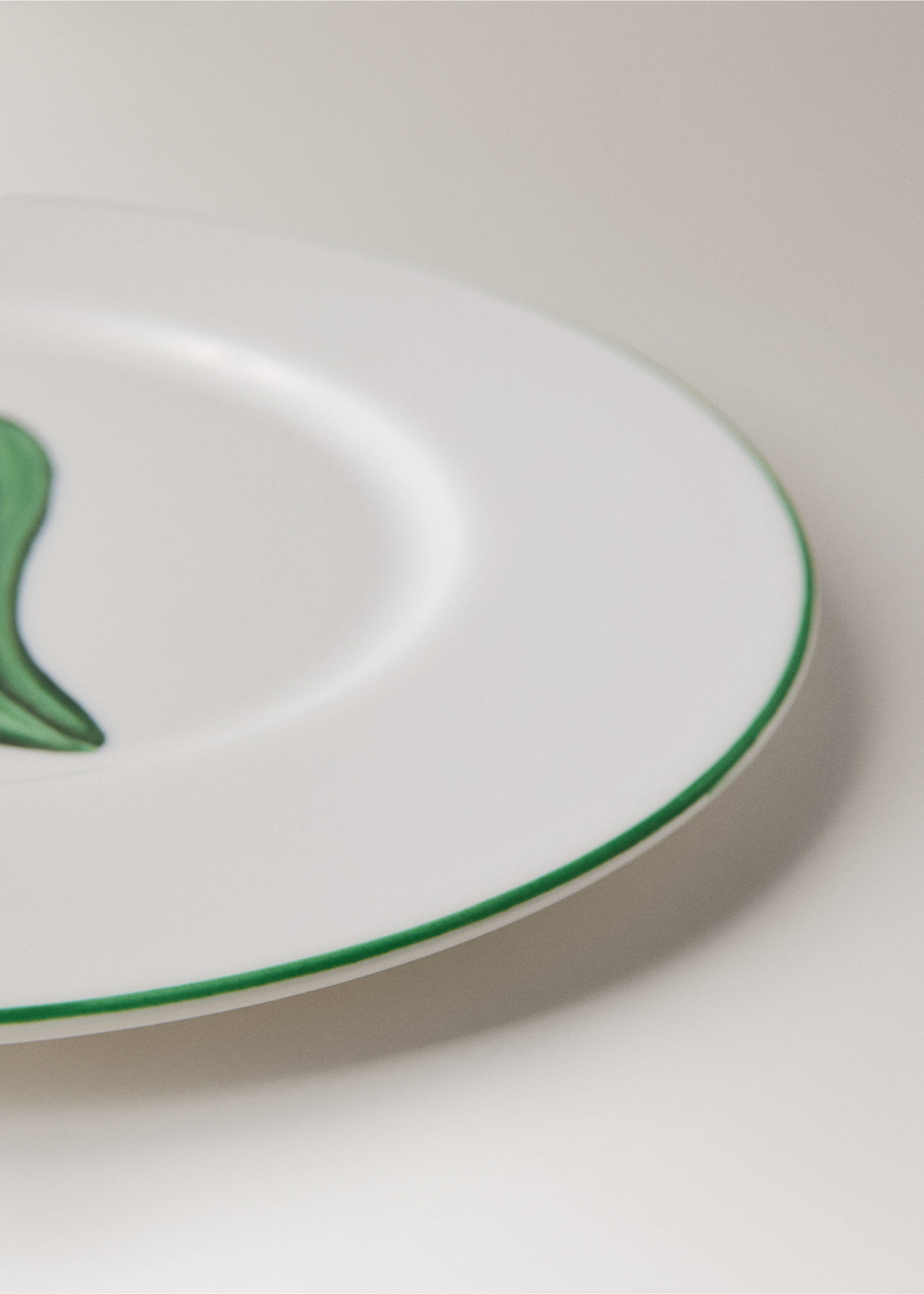 Hand-painted pepper side plate - Details of the article 2, White. Ref: 27041351-00.