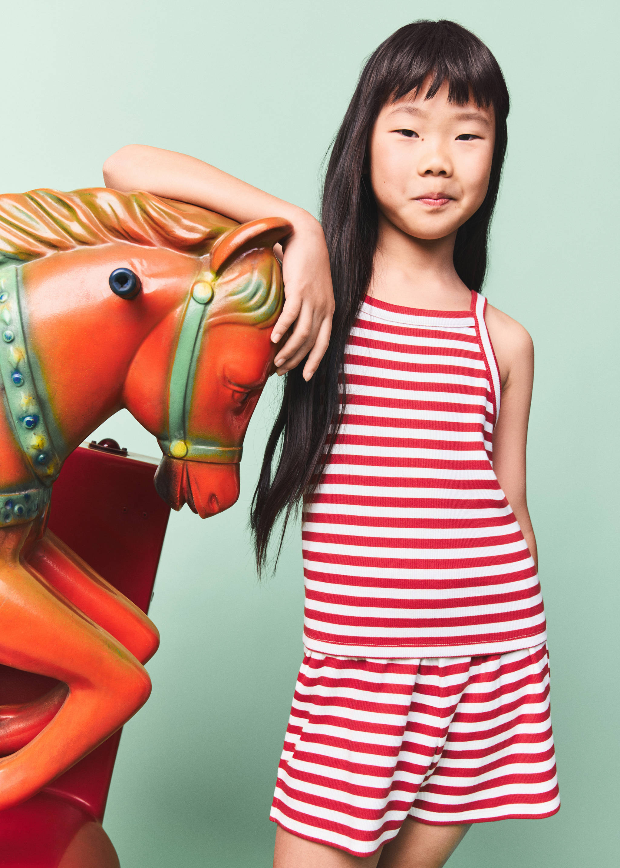 Шорты в рубчик с принтом в полоску - Средний план