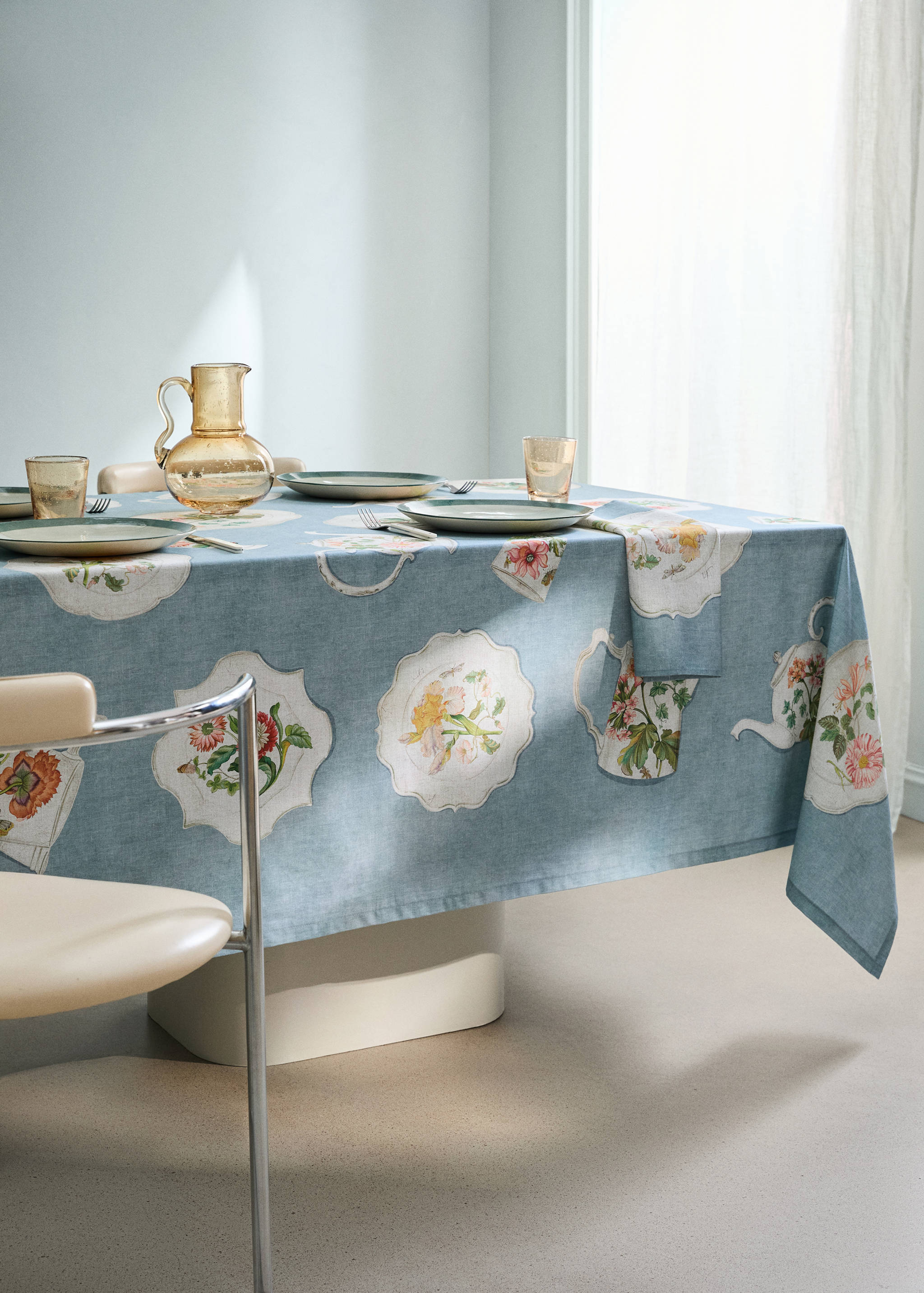Cotton tablecloth with vintage porcelain elements for 6 to 8 diners - General plane
