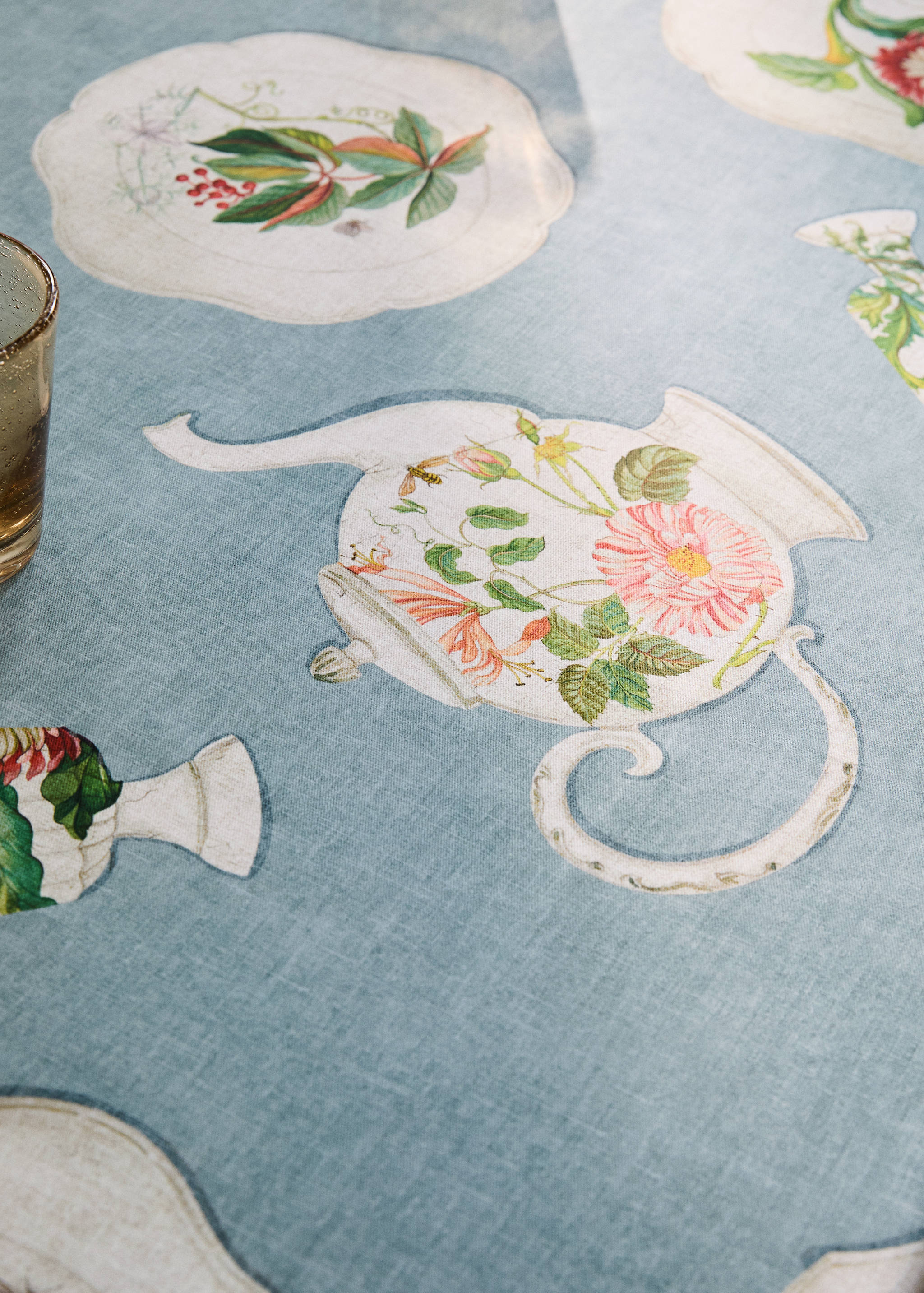 Cotton tablecloth with vintage porcelain elements for 6 to 8 diners - Details of the article 7