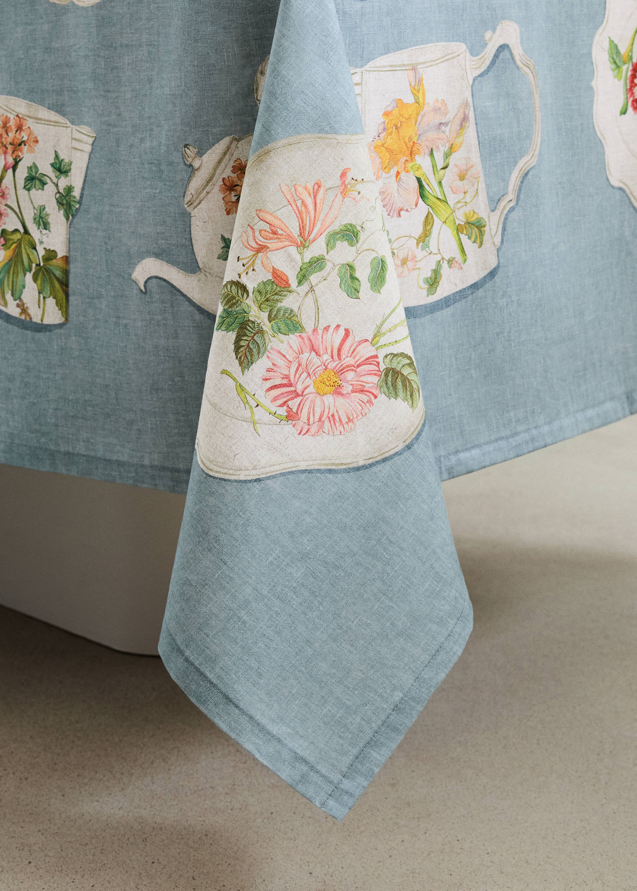 Cotton tablecloth with vintage porcelain elements for 6 to 8 diners - Details of the article 8