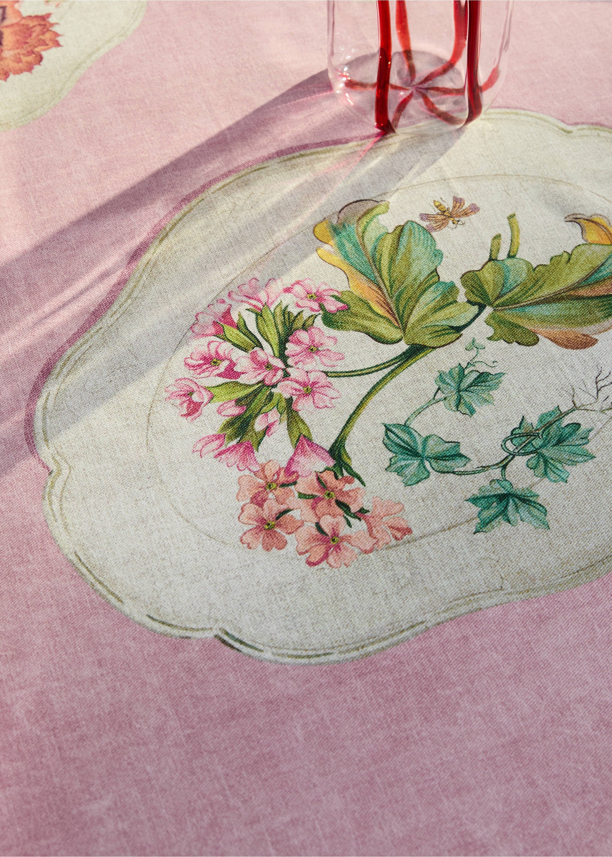Tischdecke aus Baumwolle mit Vintage-Porzellanelementen für 6 bis 8 Personen - Detail des Artikels 7, Rosa. Ref: 27041517-00.