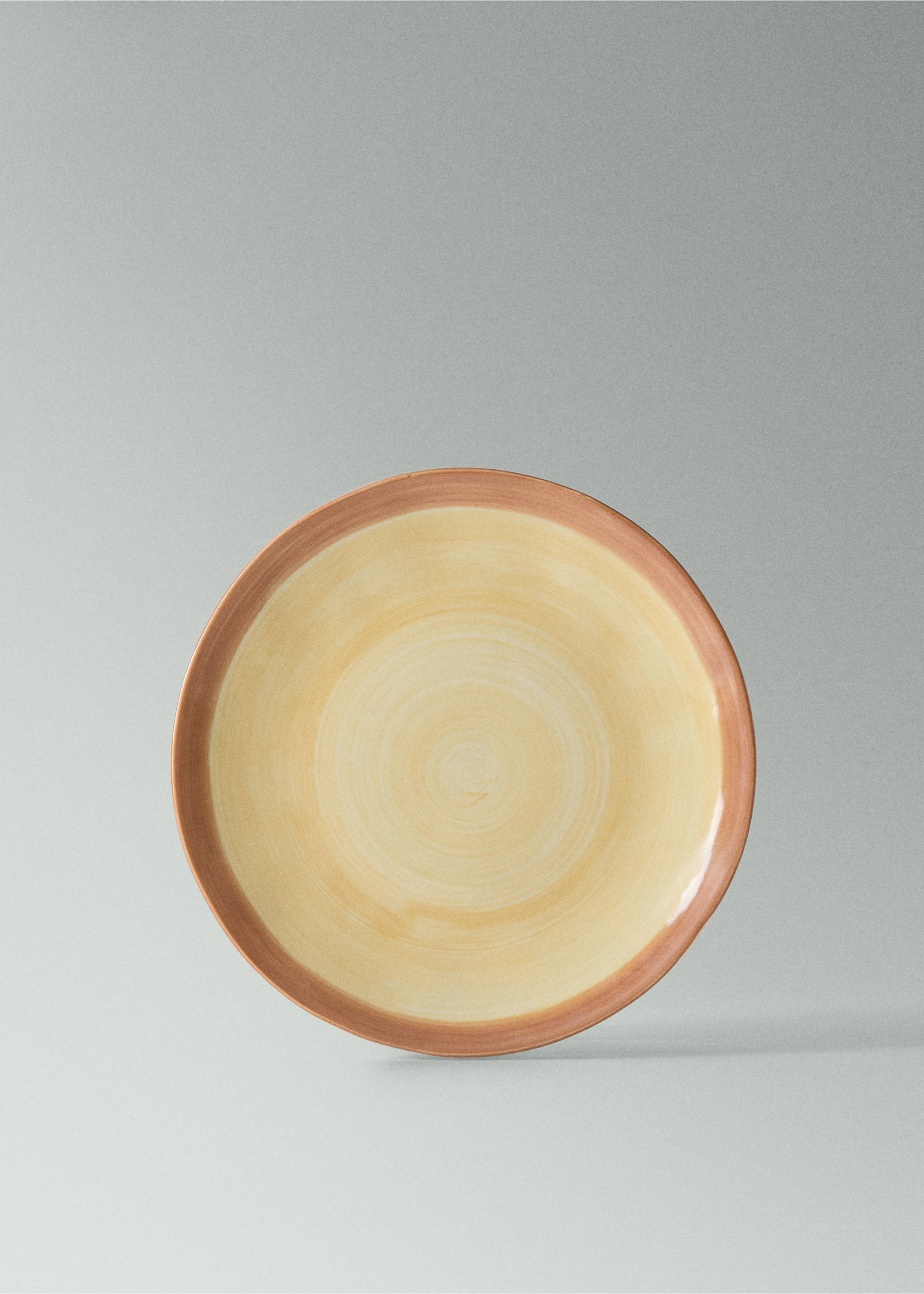 Mělký talíř z kameniny Spin Wash - Náhled ve středové rovině, Vanilka. Ref: 27041524-00.