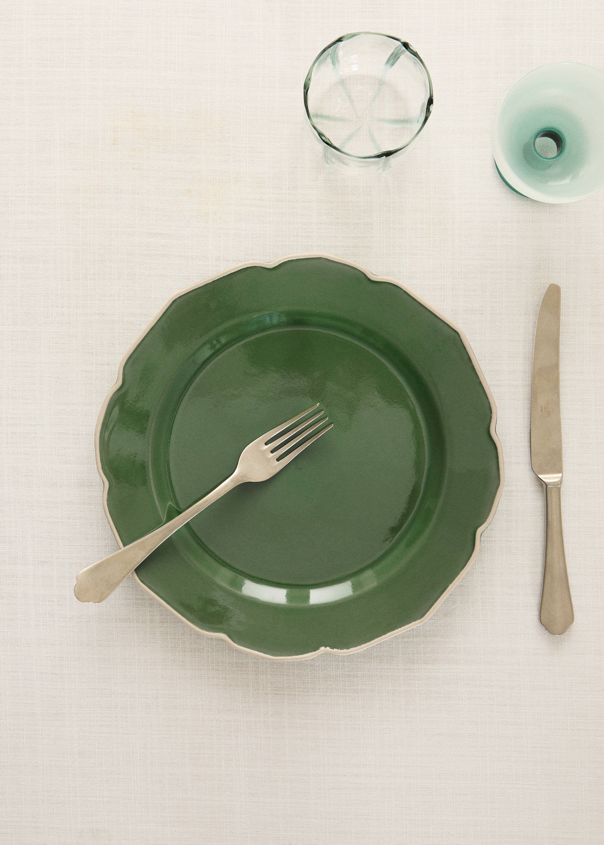 Stoneware flat plate with wavy design - General plane