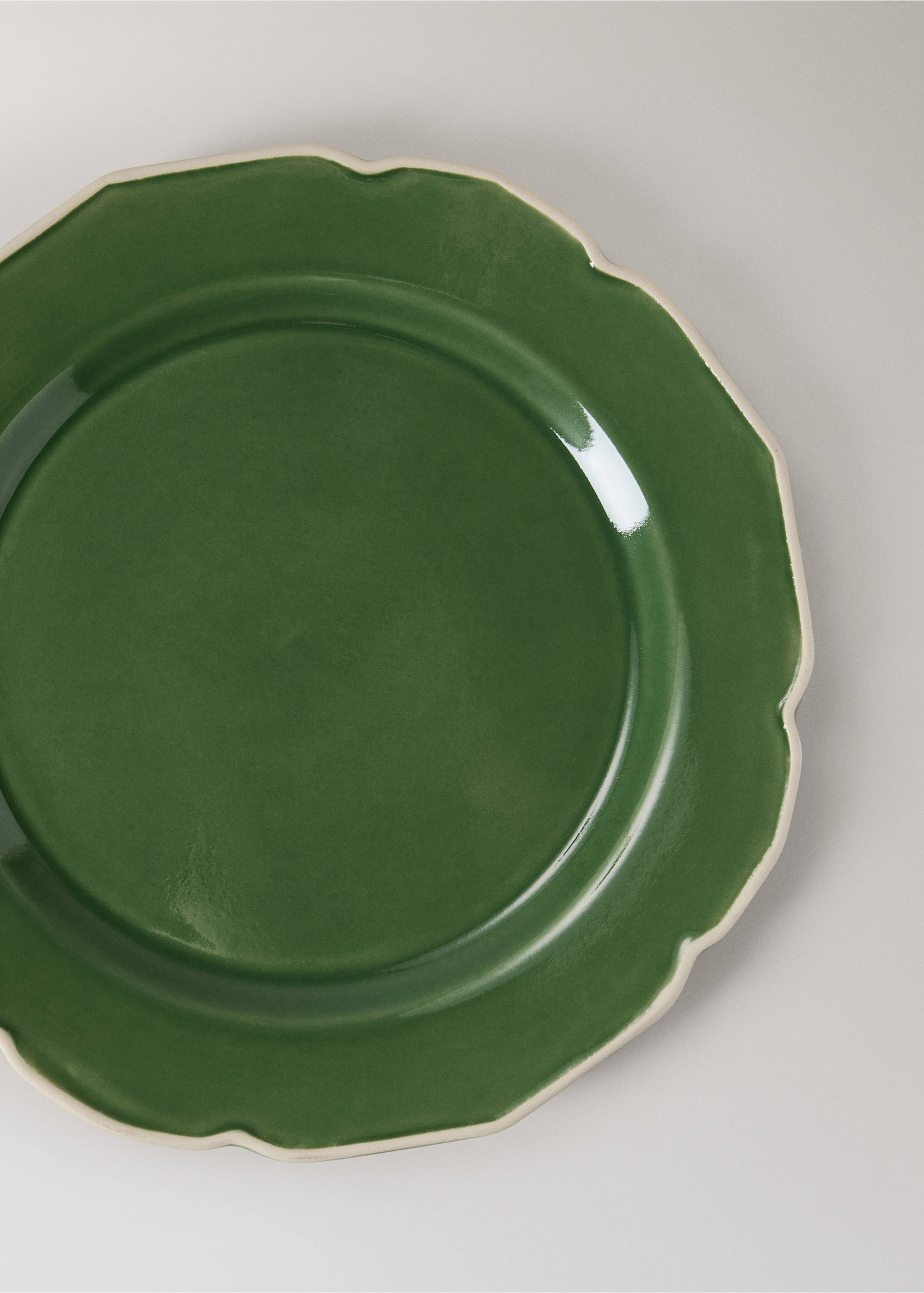Stoneware flat plate with wavy design - Details of the article 1, Green. Ref: 27041525-00.