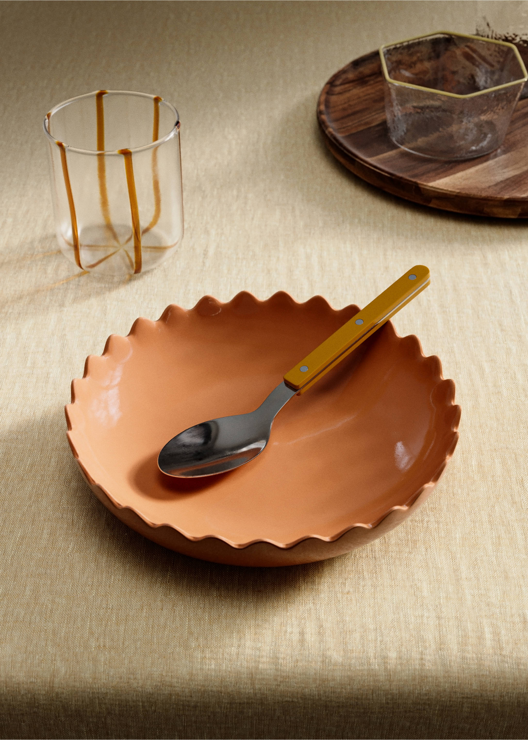 Schüssel aus Steingut mit Wellenmuster, Farbe - Allgemeine Ansicht, Bräunliches Orange. Ref: 27041530-00.