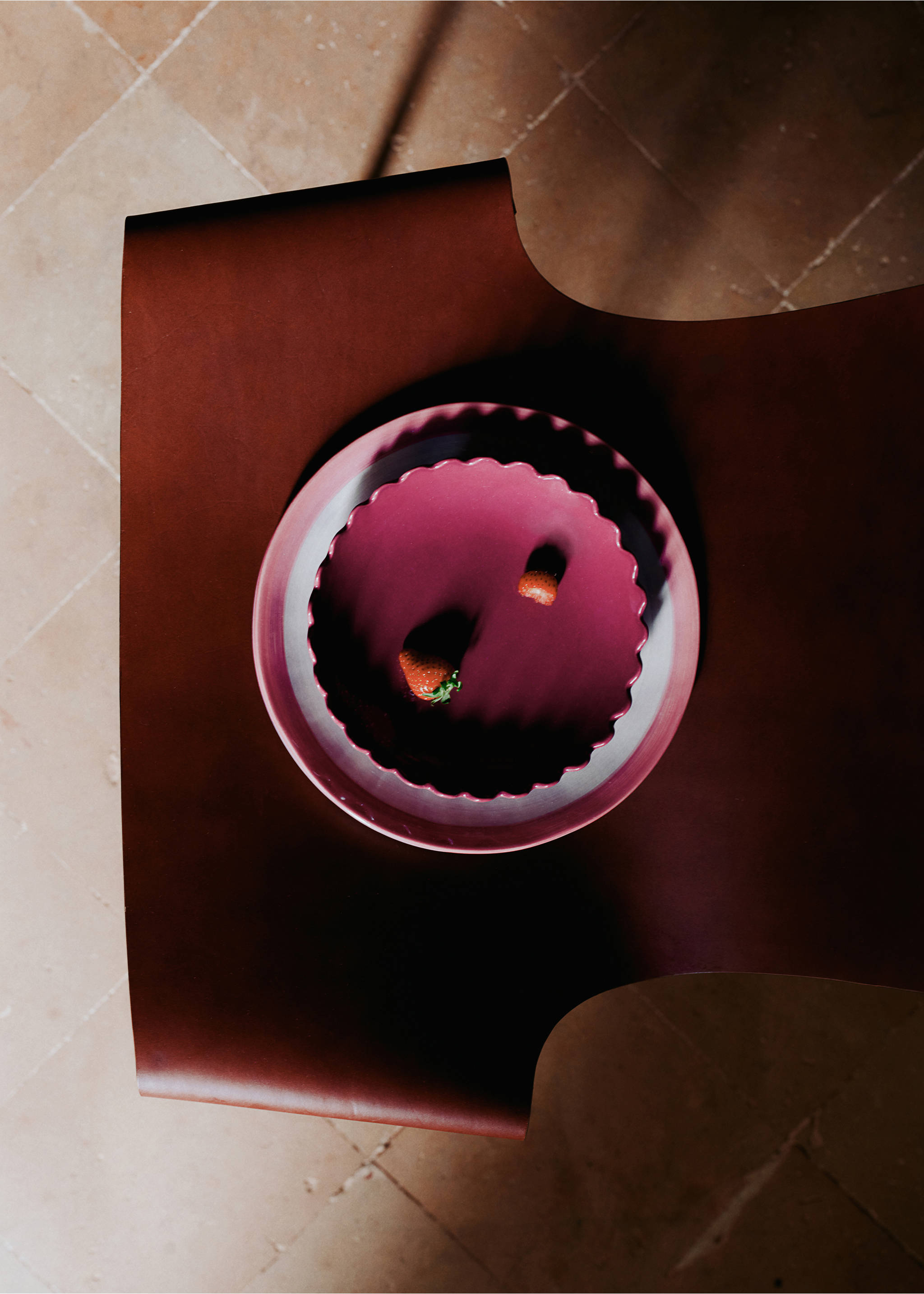 Wave-patterned stoneware bowl in color - Details of the article 6, Maroon. Ref: 27041530-00.