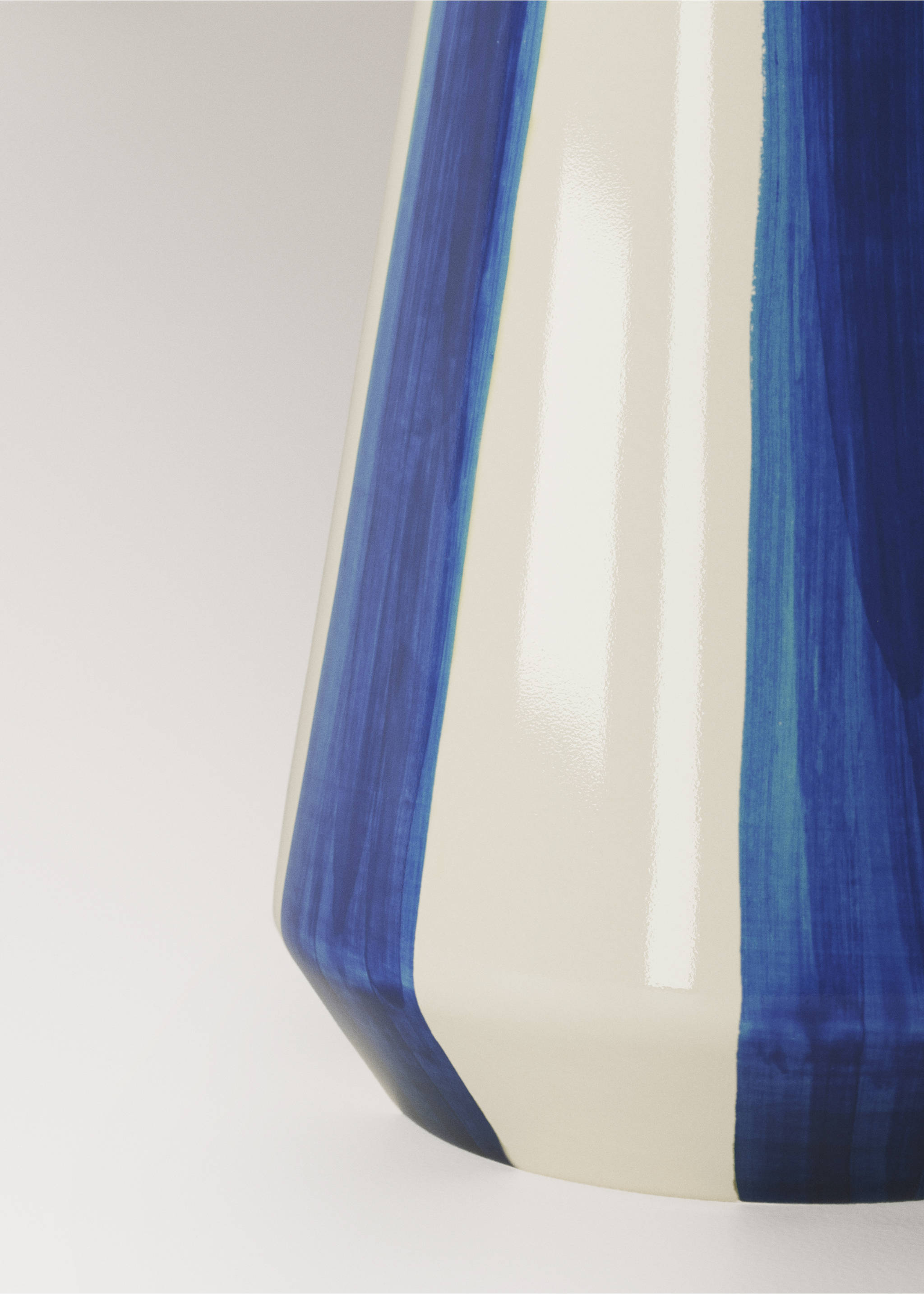 Small hand-painted striped vase - Details of the article 1, Blue. Ref: 27041538-00.